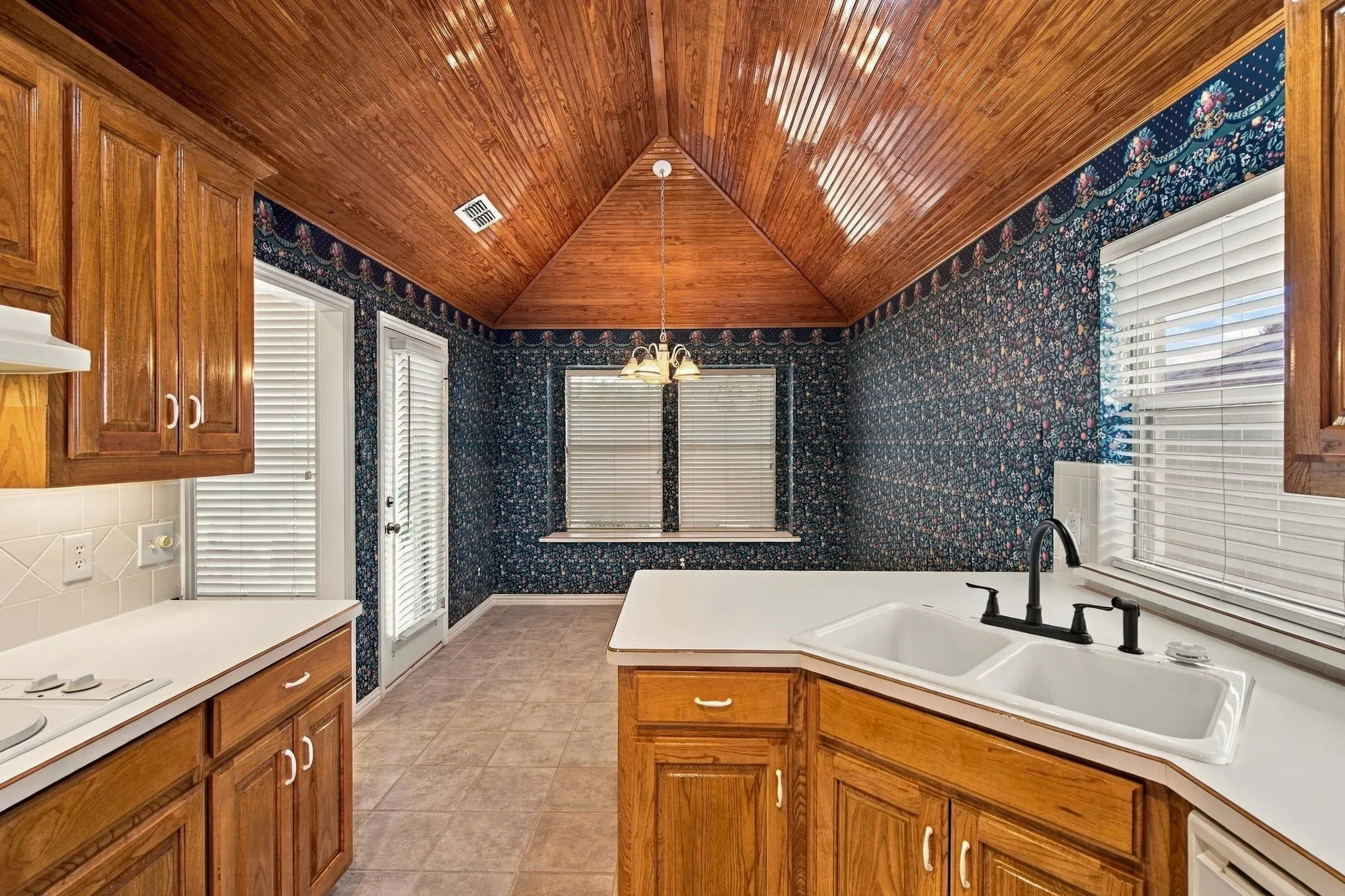 Single Family Residence For Sale in Tarrant County , 4007 Appian Way, Arlington, Texas 76013, 3 Bedroom, 3 Bathroom, 2 Garage spaces, 1,823 Sqft, built in 1997, mls#21389593, Real Estate Agent in Arlington, Homes For Sale in Tarrant county, Homes For Sale in Arlington, Realtor in Arlington Texas, Real Estate Brokerage Independent Realty Texas, Luminita Cordes Realtor