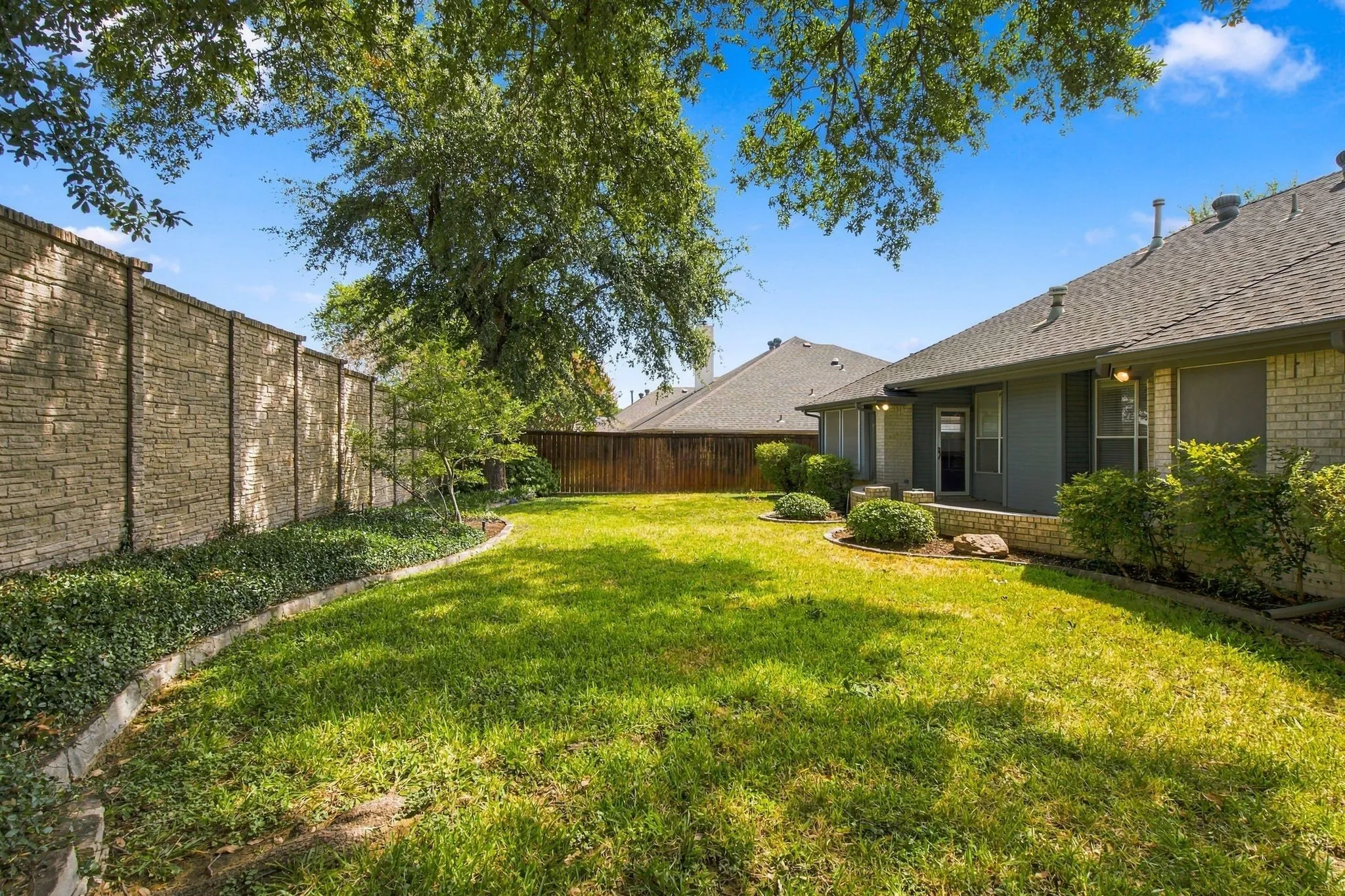 Single Family Residence For Sale in Tarrant County , 4007 Appian Way, Arlington, Texas 76013, 3 Bedroom, 3 Bathroom, 2 Garage spaces, 1,823 Sqft, built in 1997, mls#21389593, Real Estate Agent in Arlington, Homes For Sale in Tarrant county, Homes For Sale in Arlington, Realtor in Arlington Texas, Real Estate Brokerage Independent Realty Texas, Luminita Cordes Realtor