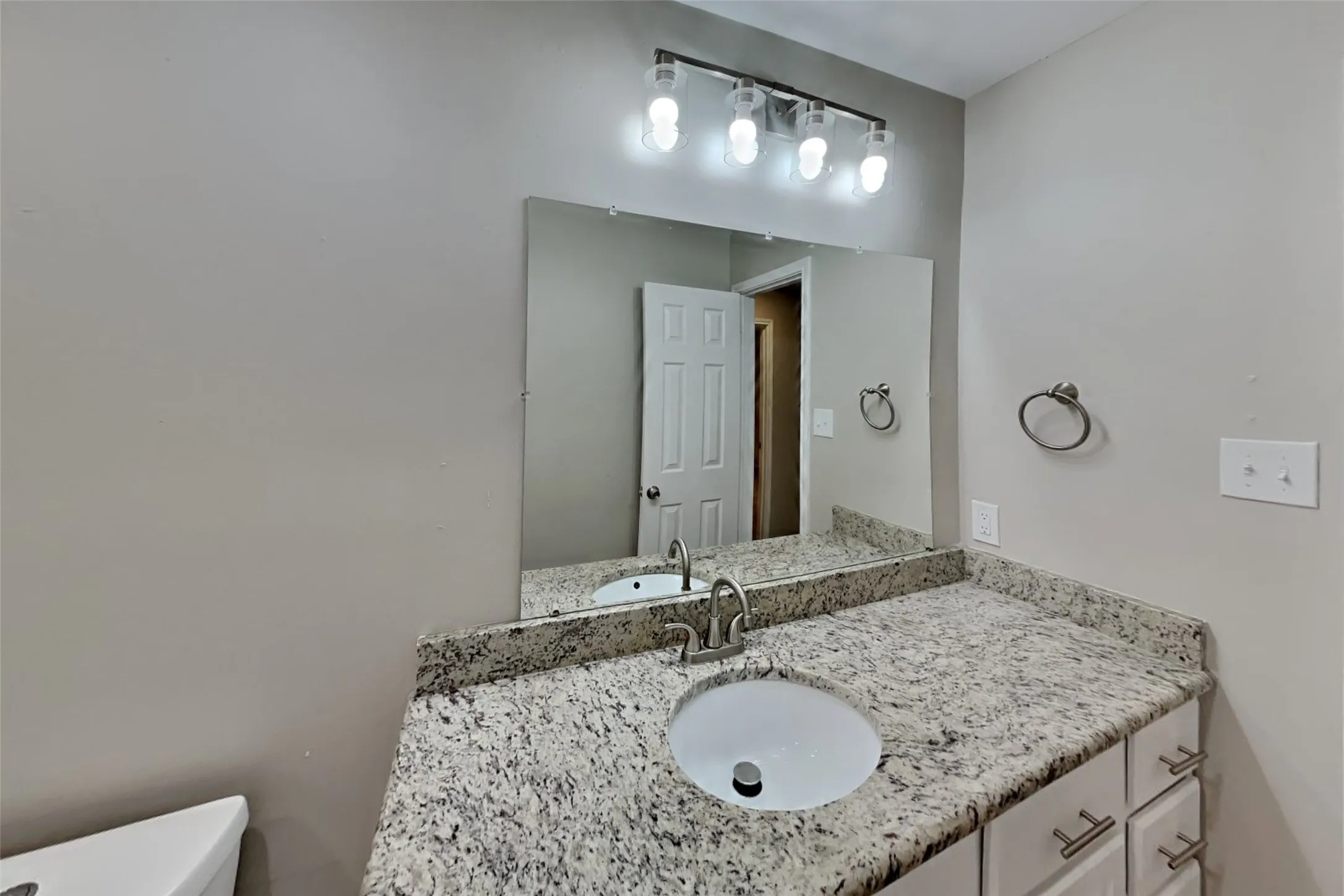 Single Family Residence For Rent in Denton County , 1518 Palisades Drive, Carrollton, Texas 75007, 3 Bedroom, 2 Bathroom, 2 Garage spaces, 1,753 Sqft, built in 1987, mls#21394512, Real Estate Agent in Carrollton, Homes For Rent in Denton county, Homes For Rent in Carrollton, Realtor in Carrollton Texas, Real Estate Brokerage Independent Realty Texas, Luminita Cordes Realtor