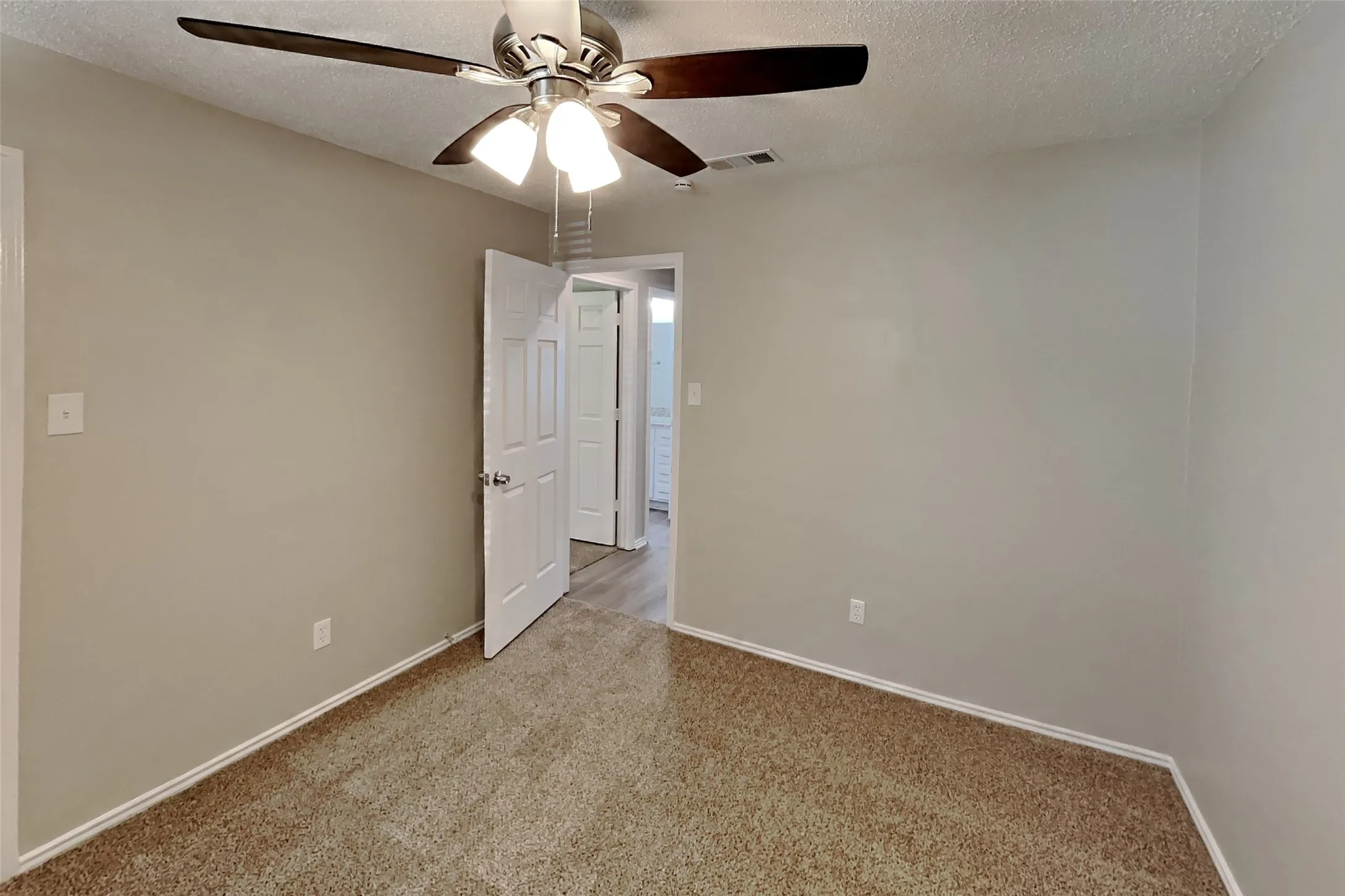 Single Family Residence For Rent in Denton County , 1518 Palisades Drive, Carrollton, Texas 75007, 3 Bedroom, 2 Bathroom, 2 Garage spaces, 1,753 Sqft, built in 1987, mls#21394512, Real Estate Agent in Carrollton, Homes For Rent in Denton county, Homes For Rent in Carrollton, Realtor in Carrollton Texas, Real Estate Brokerage Independent Realty Texas, Luminita Cordes Realtor