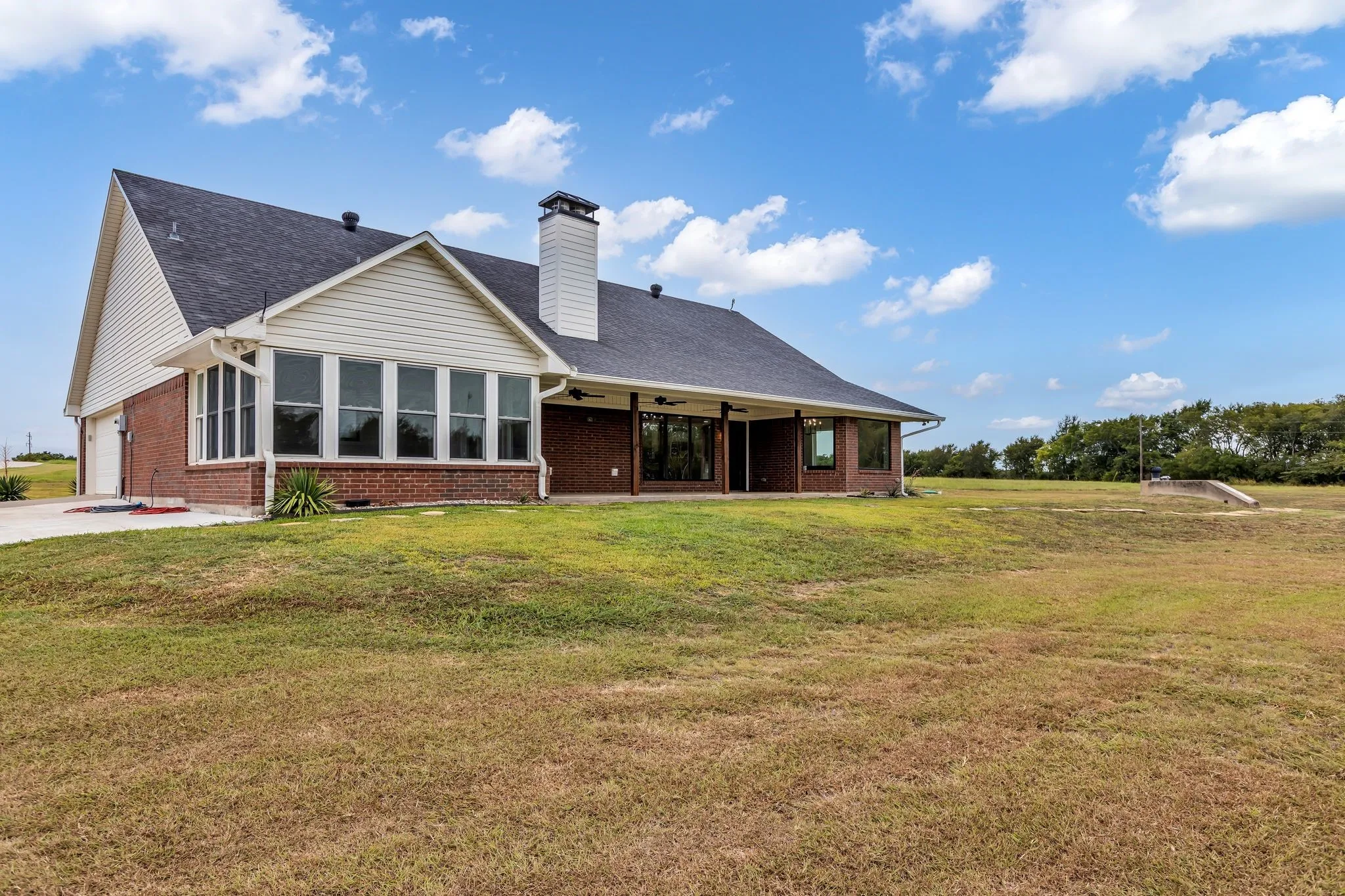 Single Family Residence For Rent in Grayson County , 13114 US Highway 69, Bells, Texas 75414, 3 Bedroom, 2 Bathroom, 2 Garage spaces, 2,206 Sqft, built in 1999, mls#21393615, Real Estate Agent in Bells, Homes For Rent in Grayson county, Homes For Rent in Bells, Realtor in Bells Texas, Real Estate Brokerage Independent Realty Texas, Luminita Cordes Realtor