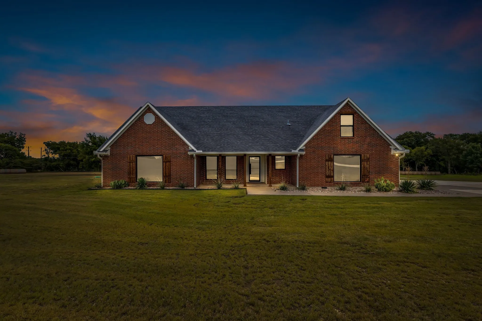Single Family Residence For Rent in Grayson County , 13114 US Highway 69, Bells, Texas 75414, 3 Bedroom, 2 Bathroom, 2 Garage spaces, 2,206 Sqft, built in 1999, mls#21393615, Real Estate Agent in Bells, Homes For Rent in Grayson county, Homes For Rent in Bells, Realtor in Bells Texas, Real Estate Brokerage Independent Realty Texas, Luminita Cordes Realtor