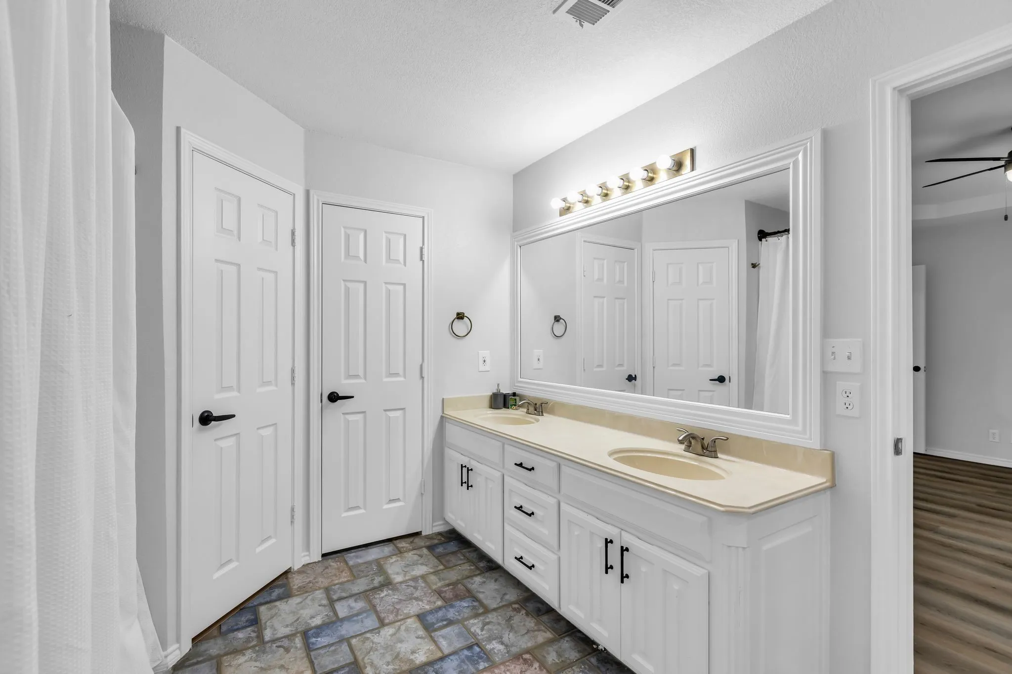Single Family Residence For Rent in Grayson County , 13114 US Highway 69, Bells, Texas 75414, 3 Bedroom, 2 Bathroom, 2 Garage spaces, 2,206 Sqft, built in 1999, mls#21393615, Real Estate Agent in Bells, Homes For Rent in Grayson county, Homes For Rent in Bells, Realtor in Bells Texas, Real Estate Brokerage Independent Realty Texas, Luminita Cordes Realtor