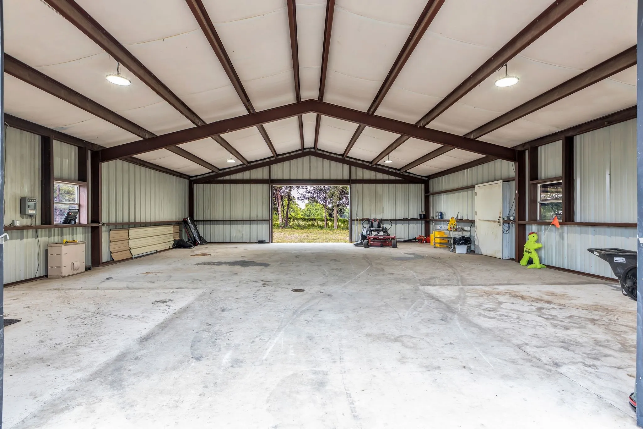Single Family Residence For Rent in Grayson County , 13114 US Highway 69, Bells, Texas 75414, 3 Bedroom, 2 Bathroom, 2 Garage spaces, 2,206 Sqft, built in 1999, mls#21393615, Real Estate Agent in Bells, Homes For Rent in Grayson county, Homes For Rent in Bells, Realtor in Bells Texas, Real Estate Brokerage Independent Realty Texas, Luminita Cordes Realtor
