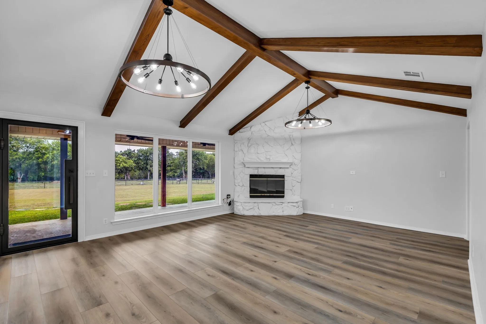 Single Family Residence For Rent in Grayson County , 13114 US Highway 69, Bells, Texas 75414, 3 Bedroom, 2 Bathroom, 2 Garage spaces, 2,206 Sqft, built in 1999, mls#21393615, Real Estate Agent in Bells, Homes For Rent in Grayson county, Homes For Rent in Bells, Realtor in Bells Texas, Real Estate Brokerage Independent Realty Texas, Luminita Cordes Realtor