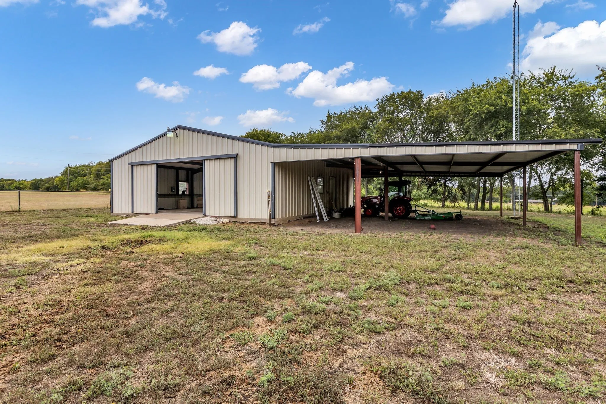 Single Family Residence For Rent in Grayson County , 13114 US Highway 69, Bells, Texas 75414, 3 Bedroom, 2 Bathroom, 2 Garage spaces, 2,206 Sqft, built in 1999, mls#21393615, Real Estate Agent in Bells, Homes For Rent in Grayson county, Homes For Rent in Bells, Realtor in Bells Texas, Real Estate Brokerage Independent Realty Texas, Luminita Cordes Realtor
