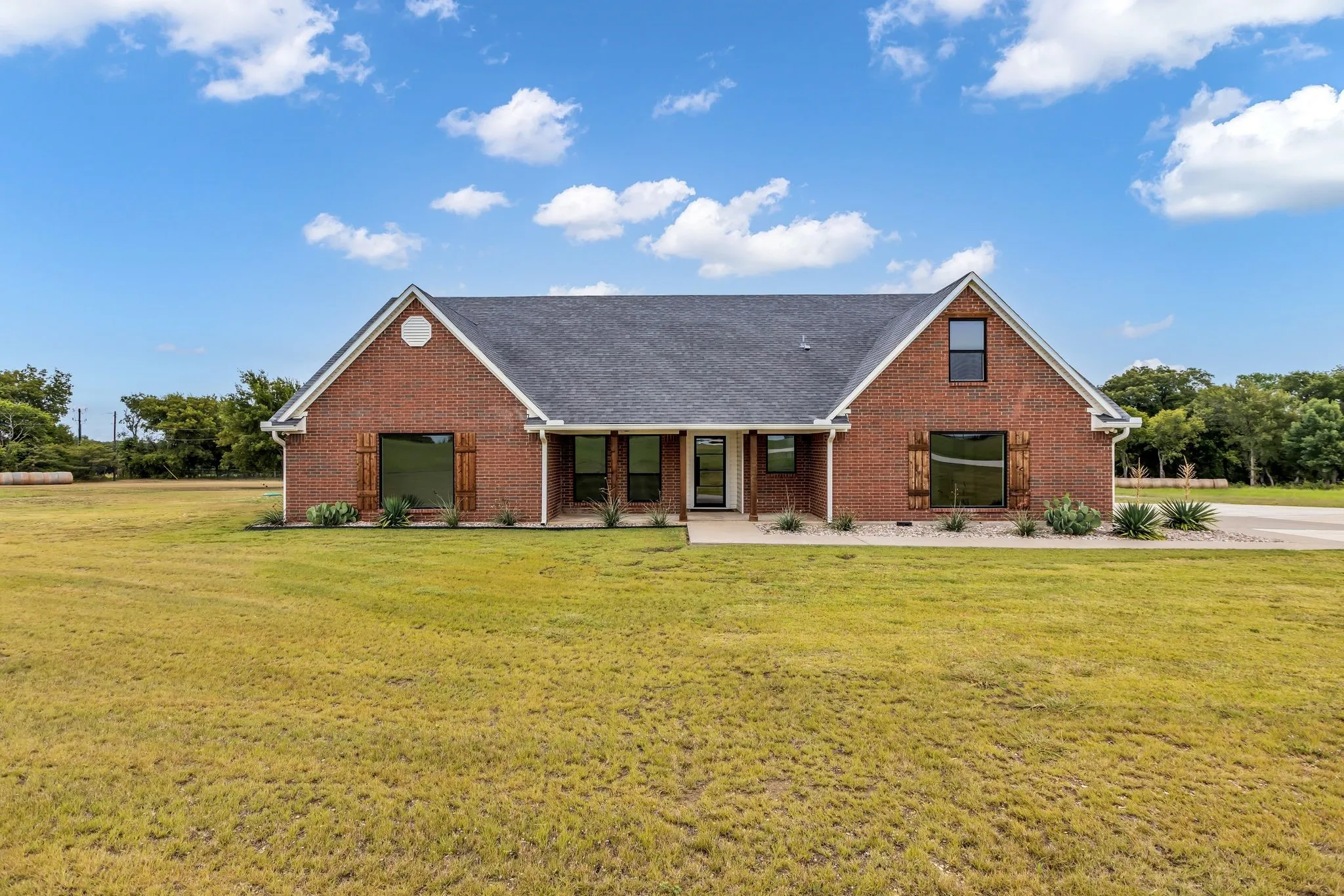 Single Family Residence For Rent in Grayson County , 13114 US Highway 69, Bells, Texas 75414, 3 Bedroom, 2 Bathroom, 2 Garage spaces, 2,206 Sqft, built in 1999, mls#21393615, Real Estate Agent in Bells, Homes For Rent in Grayson county, Homes For Rent in Bells, Realtor in Bells Texas, Real Estate Brokerage Independent Realty Texas, Luminita Cordes Realtor