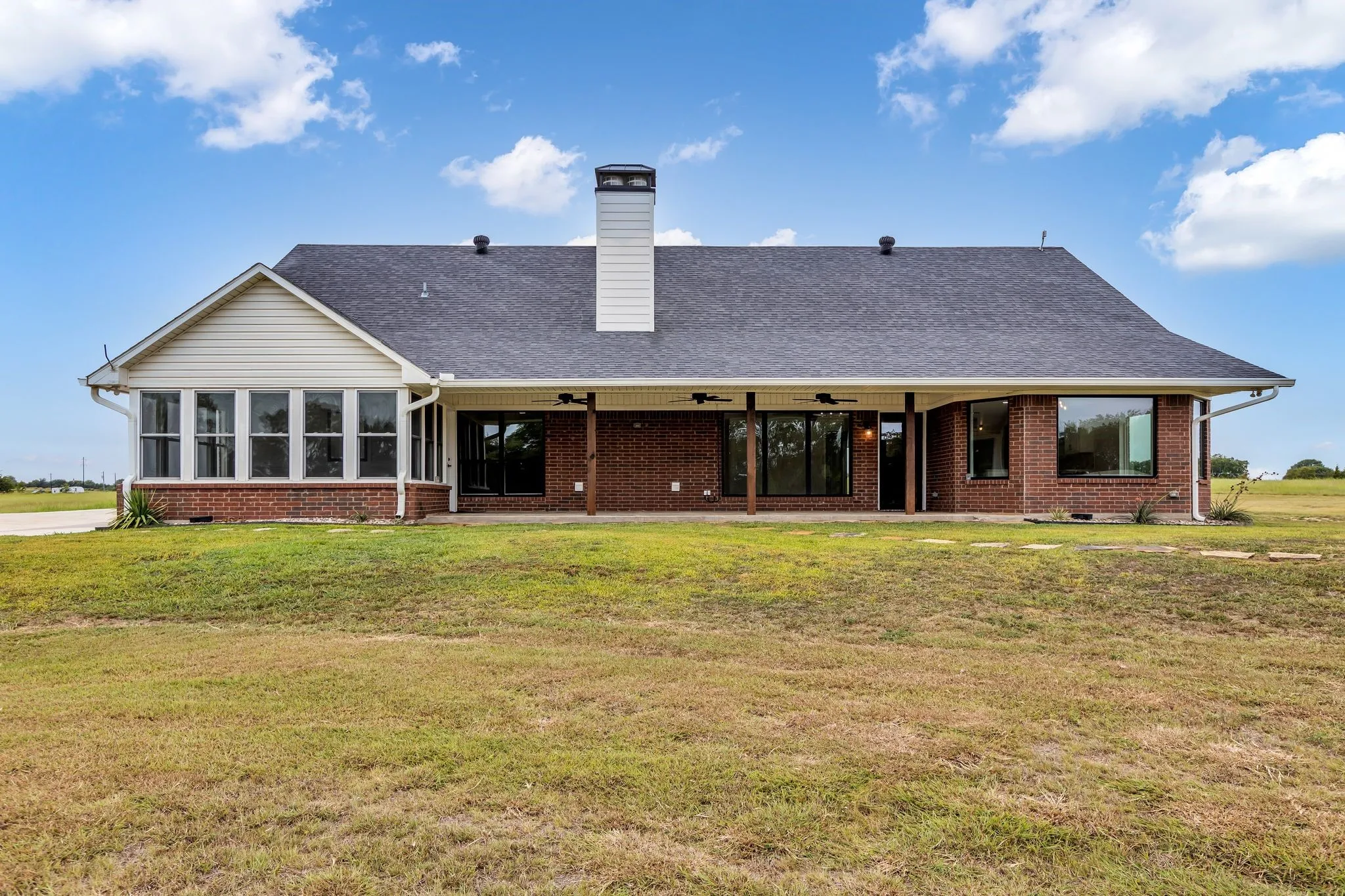 Single Family Residence For Rent in Grayson County , 13114 US Highway 69, Bells, Texas 75414, 3 Bedroom, 2 Bathroom, 2 Garage spaces, 2,206 Sqft, built in 1999, mls#21393615, Real Estate Agent in Bells, Homes For Rent in Grayson county, Homes For Rent in Bells, Realtor in Bells Texas, Real Estate Brokerage Independent Realty Texas, Luminita Cordes Realtor