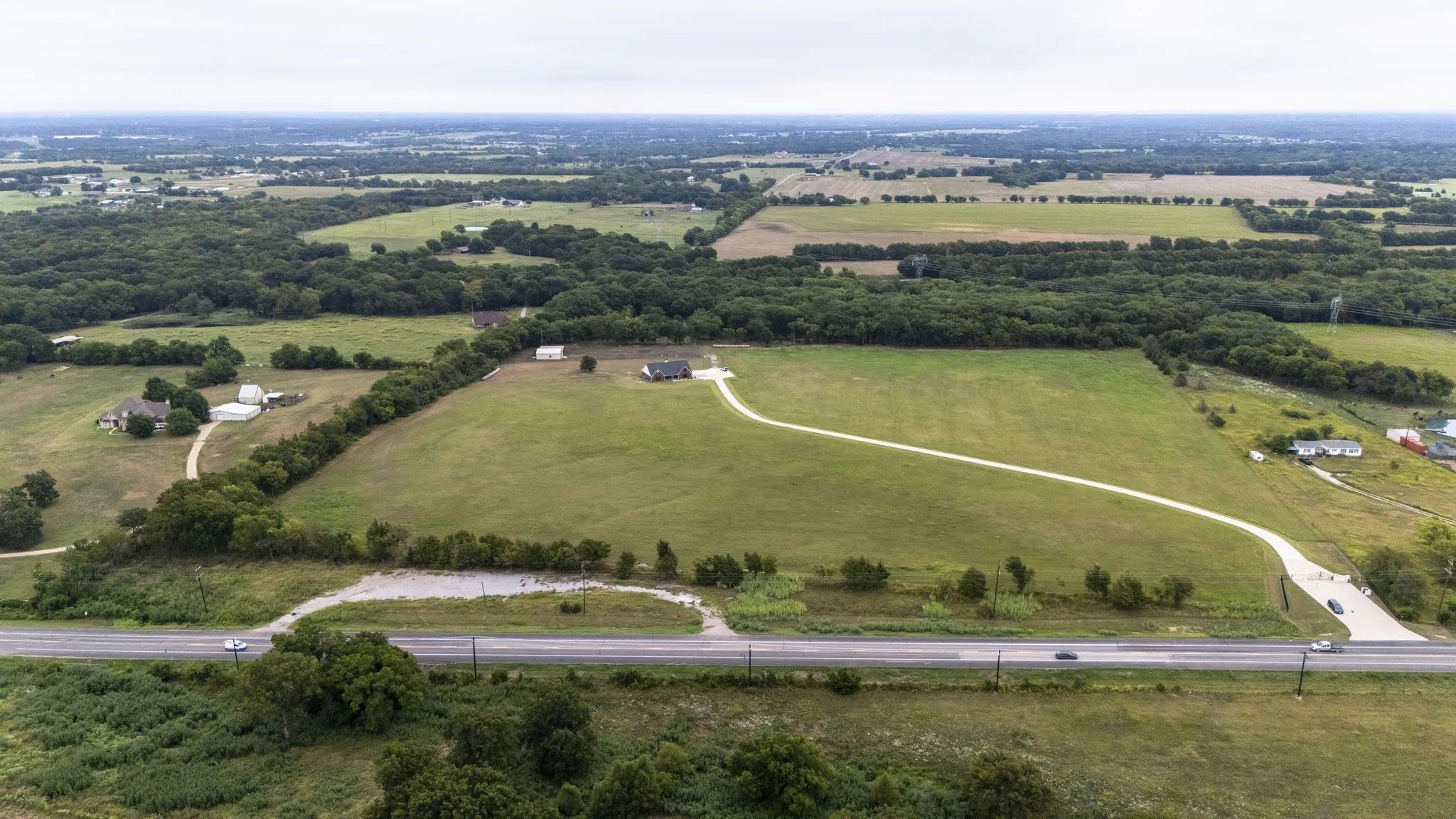 Single Family Residence For Rent in Grayson County , 13114 US Highway 69, Bells, Texas 75414, 3 Bedroom, 2 Bathroom, 2 Garage spaces, 2,206 Sqft, built in 1999, mls#21393615, Real Estate Agent in Bells, Homes For Rent in Grayson county, Homes For Rent in Bells, Realtor in Bells Texas, Real Estate Brokerage Independent Realty Texas, Luminita Cordes Realtor