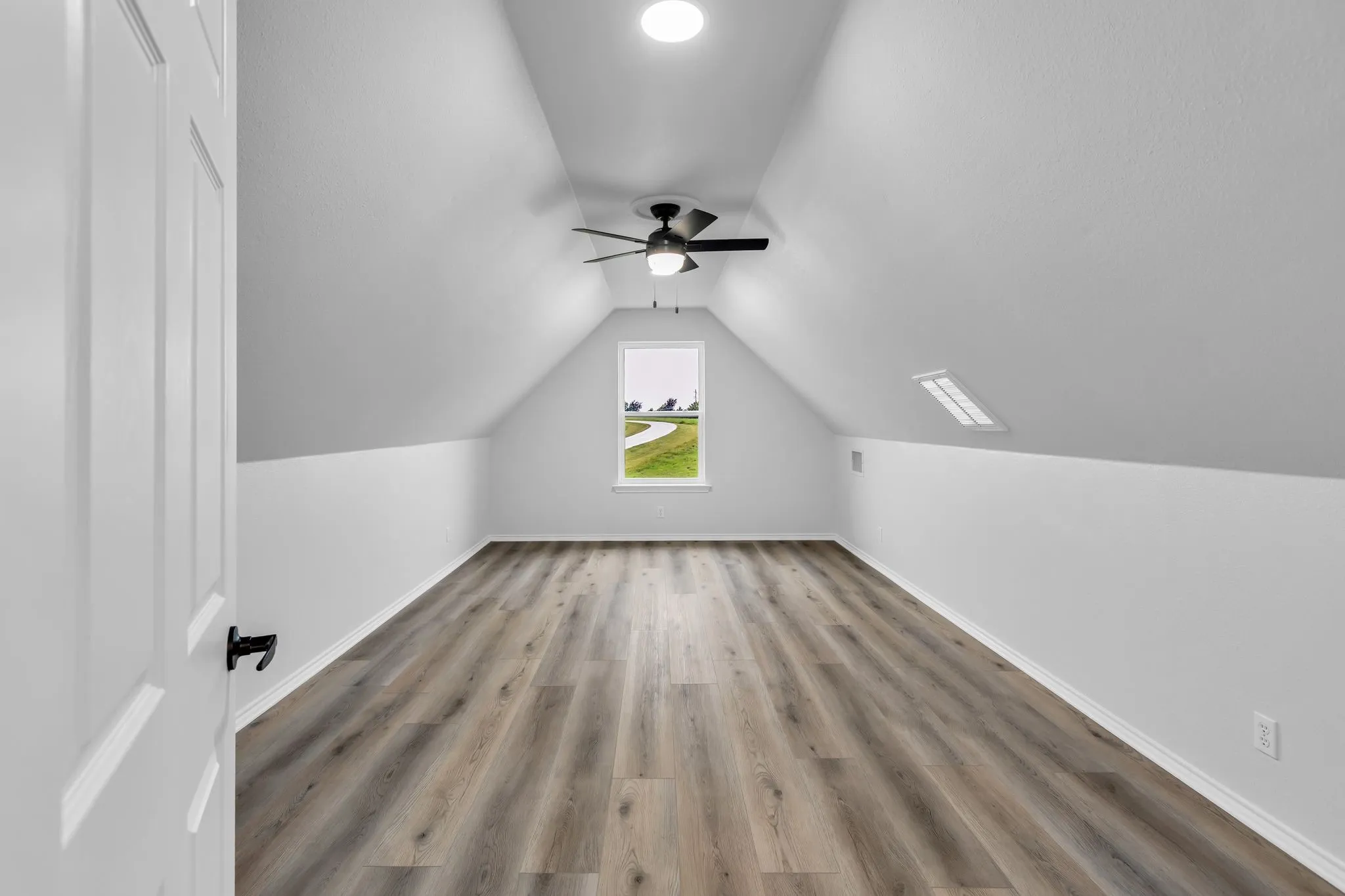 Single Family Residence For Rent in Grayson County , 13114 US Highway 69, Bells, Texas 75414, 3 Bedroom, 2 Bathroom, 2 Garage spaces, 2,206 Sqft, built in 1999, mls#21393615, Real Estate Agent in Bells, Homes For Rent in Grayson county, Homes For Rent in Bells, Realtor in Bells Texas, Real Estate Brokerage Independent Realty Texas, Luminita Cordes Realtor
