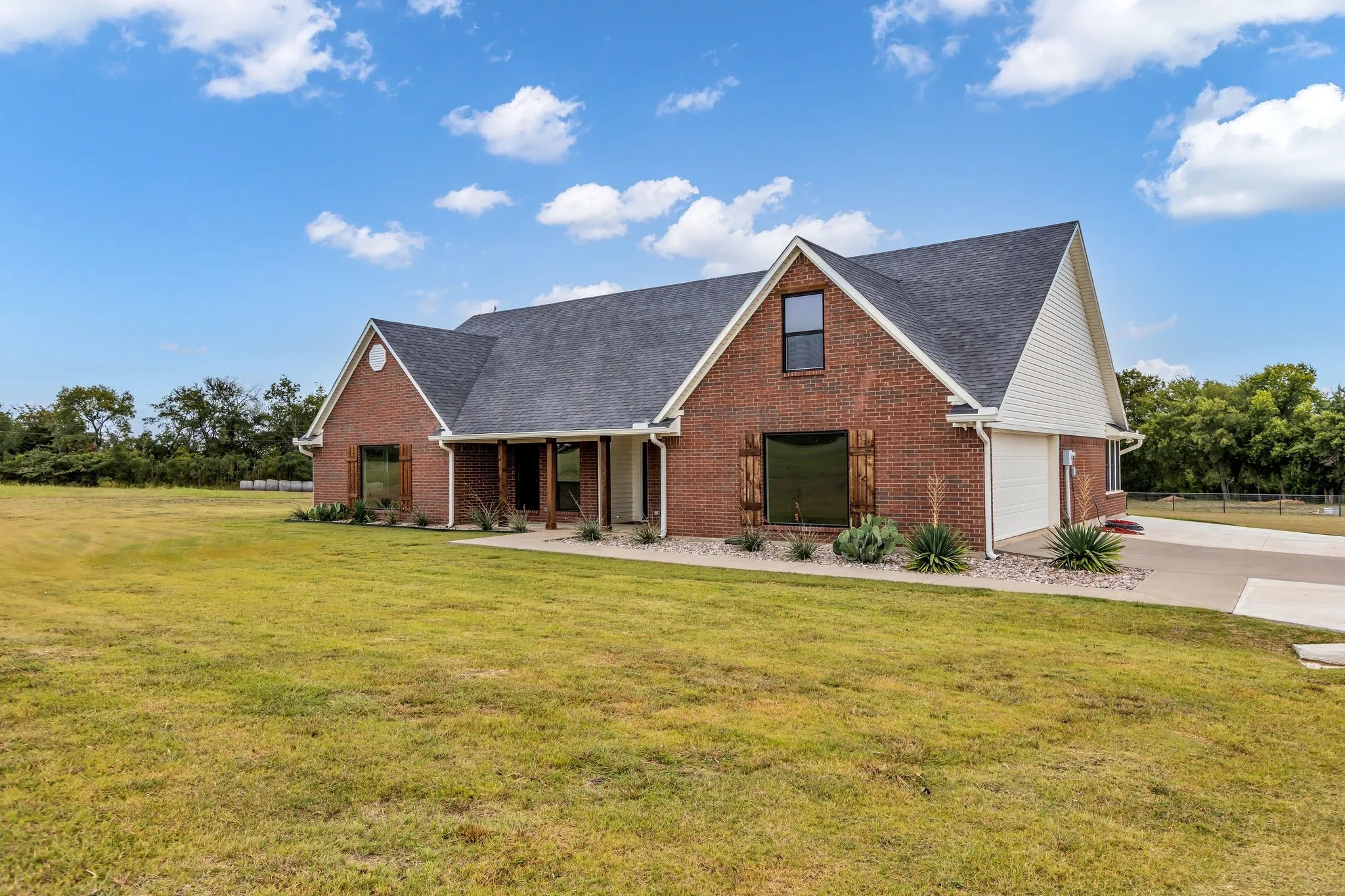 Single Family Residence For Rent in Grayson County , 13114 US Highway 69, Bells, Texas 75414, 3 Bedroom, 2 Bathroom, 2 Garage spaces, 2,206 Sqft, built in 1999, mls#21393615, Real Estate Agent in Bells, Homes For Rent in Grayson county, Homes For Rent in Bells, Realtor in Bells Texas, Real Estate Brokerage Independent Realty Texas, Luminita Cordes Realtor