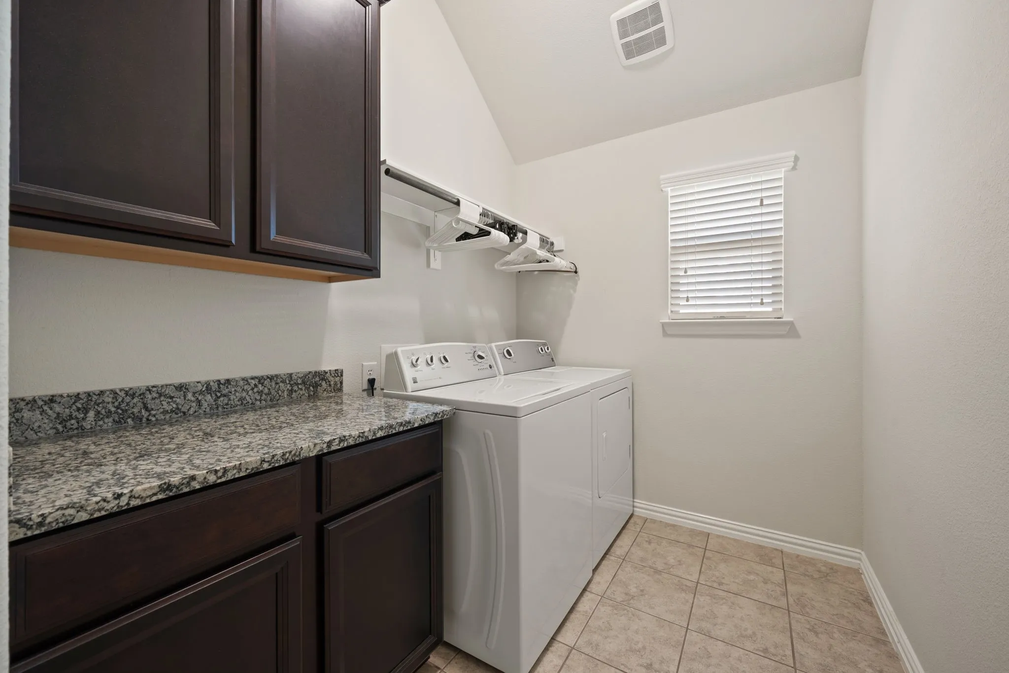 Single Family Residence For Sale in Collin County , 3909 Brook Wood Drive, Mc Kinney, Texas 75071, 3 Bedroom, 3 Bathroom, 2 Garage spaces, 2,275 Sqft, built in 2013, mls#21390916, Real Estate Agent in Mc Kinney, Homes For Sale in Collin county, Homes For Sale in Mc Kinney, Realtor in Mc Kinney Texas, Real Estate Brokerage Independent Realty Texas, Luminita Cordes Realtor