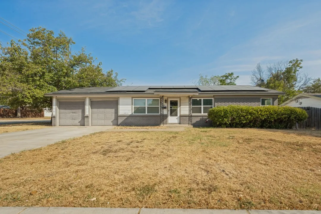 Single Family Residence For Rent in Tarrant County , 5301 Stanley Keller Road, Haltom City, Texas 76117, 3 Bedroom, 1 Bathroom, 2 Garage spaces, 1,008 Sqft, built in 1958, mls#21393400, Real Estate Agent in Haltom City, Homes For Rent in Tarrant county, Homes For Rent in Haltom City, Realtor in Haltom City Texas, Real Estate Brokerage Independent Realty Texas, Luminita Cordes Realtor