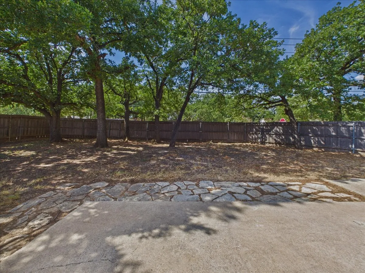 Single Family Residence For Rent in Tarrant County , 4900 Ridgeline Drive, Arlington, Texas 76017, 3 Bedroom, 2 Bathroom, 2 Garage spaces, 1,661 Sqft, built in 1977, mls#21393439, Real Estate Agent in Arlington, Homes For Rent in Tarrant county, Homes For Rent in Arlington, Realtor in Arlington Texas, Real Estate Brokerage Independent Realty Texas, Luminita Cordes Realtor