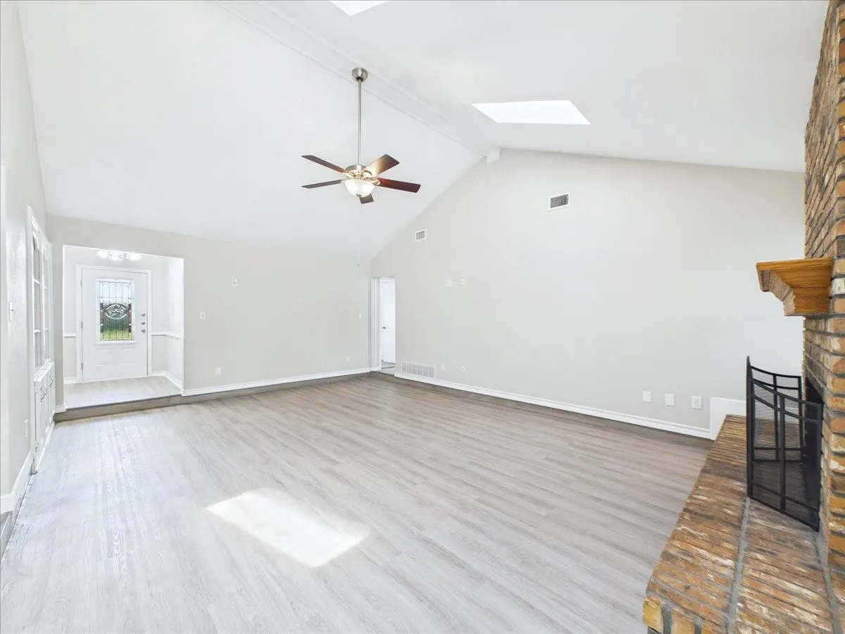 Single Family Residence For Rent in Tarrant County , 4900 Ridgeline Drive, Arlington, Texas 76017, 3 Bedroom, 2 Bathroom, 2 Garage spaces, 1,661 Sqft, built in 1977, mls#21393439, Real Estate Agent in Arlington, Homes For Rent in Tarrant county, Homes For Rent in Arlington, Realtor in Arlington Texas, Real Estate Brokerage Independent Realty Texas, Luminita Cordes Realtor
