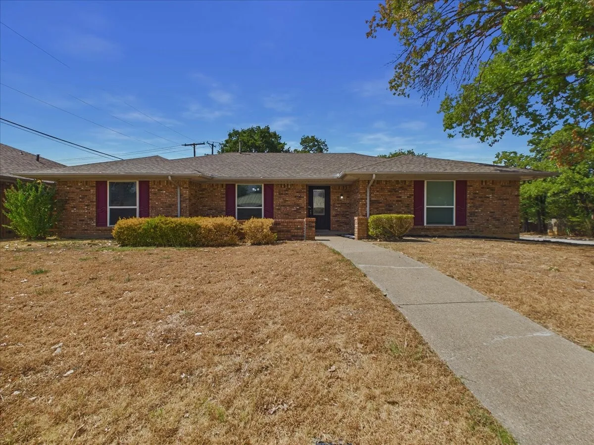 Single Family Residence For Rent in Tarrant County , 4900 Ridgeline Drive, Arlington, Texas 76017, 3 Bedroom, 2 Bathroom, 2 Garage spaces, 1,661 Sqft, built in 1977, mls#21393439, Real Estate Agent in Arlington, Homes For Rent in Tarrant county, Homes For Rent in Arlington, Realtor in Arlington Texas, Real Estate Brokerage Independent Realty Texas, Luminita Cordes Realtor