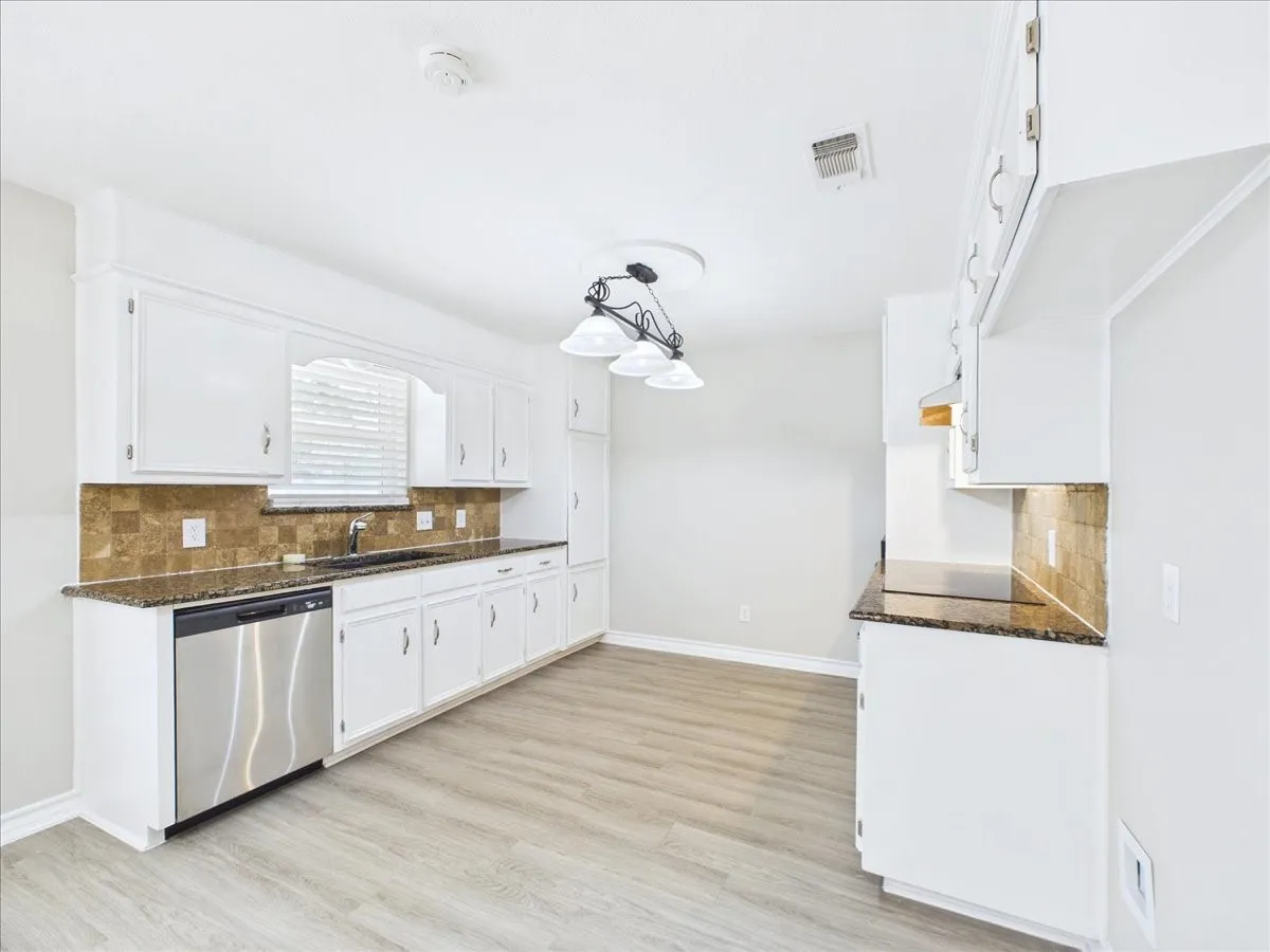 Single Family Residence For Rent in Tarrant County , 4900 Ridgeline Drive, Arlington, Texas 76017, 3 Bedroom, 2 Bathroom, 2 Garage spaces, 1,661 Sqft, built in 1977, mls#21393439, Real Estate Agent in Arlington, Homes For Rent in Tarrant county, Homes For Rent in Arlington, Realtor in Arlington Texas, Real Estate Brokerage Independent Realty Texas, Luminita Cordes Realtor
