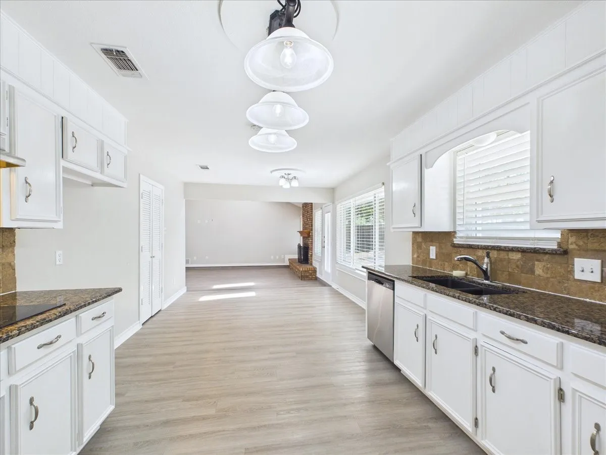 Single Family Residence For Rent in Tarrant County , 4900 Ridgeline Drive, Arlington, Texas 76017, 3 Bedroom, 2 Bathroom, 2 Garage spaces, 1,661 Sqft, built in 1977, mls#21393439, Real Estate Agent in Arlington, Homes For Rent in Tarrant county, Homes For Rent in Arlington, Realtor in Arlington Texas, Real Estate Brokerage Independent Realty Texas, Luminita Cordes Realtor