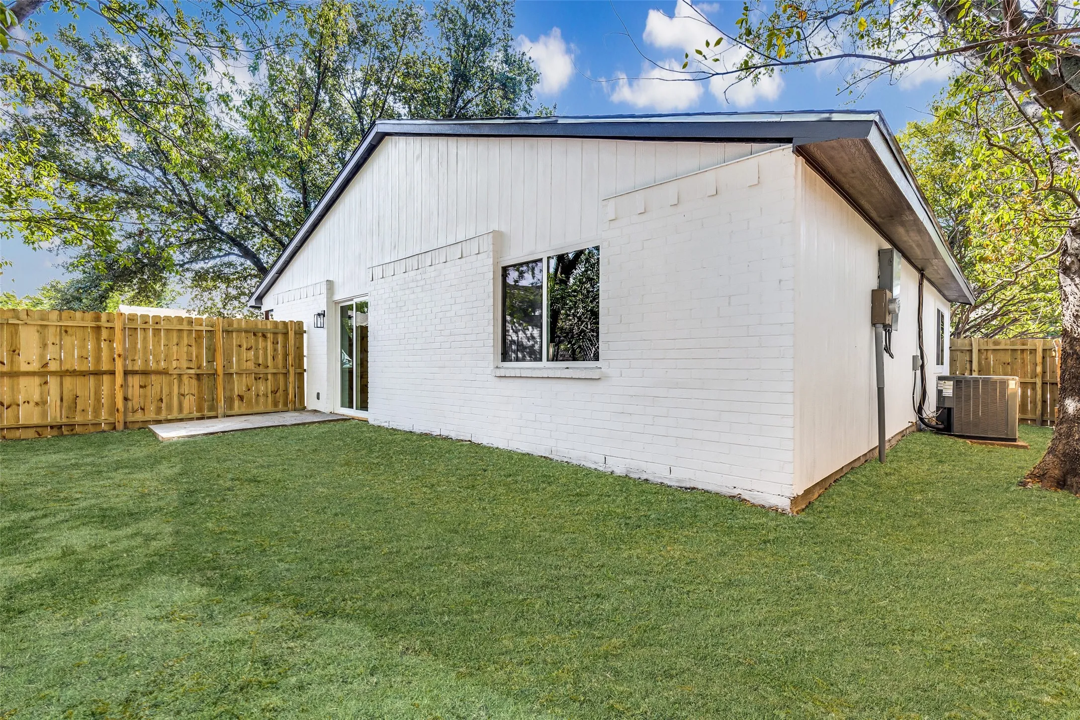 Single Family Residence For Sale in Dallas County , 9451 Culberson Street, Dallas, Texas 75227, 3 Bedroom, 2 Bathroom, Garage spaces, 1,366 Sqft, built in 1983, mls#21394518, Real Estate Agent in Dallas, Homes For Sale in Dallas county, Homes For Sale in Dallas, Realtor in Dallas Texas, Real Estate Brokerage Independent Realty Texas, Luminita Cordes Realtor