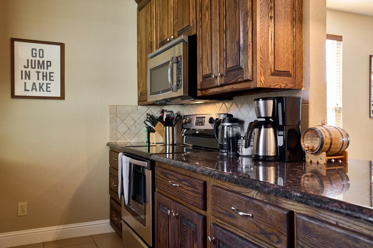 Single Family Residence For Sale in Henderson County , 182 Oak Hills Drive, Mabank, Texas 75156, 3 Bedroom, 2 Bathroom, 2 Garage spaces, 1,636 Sqft, built in 2009, mls#21394521, Real Estate Agent in Mabank, Homes For Sale in Henderson county, Homes For Sale in Mabank, Realtor in Mabank Texas, Real Estate Brokerage Independent Realty Texas, Luminita Cordes Realtor