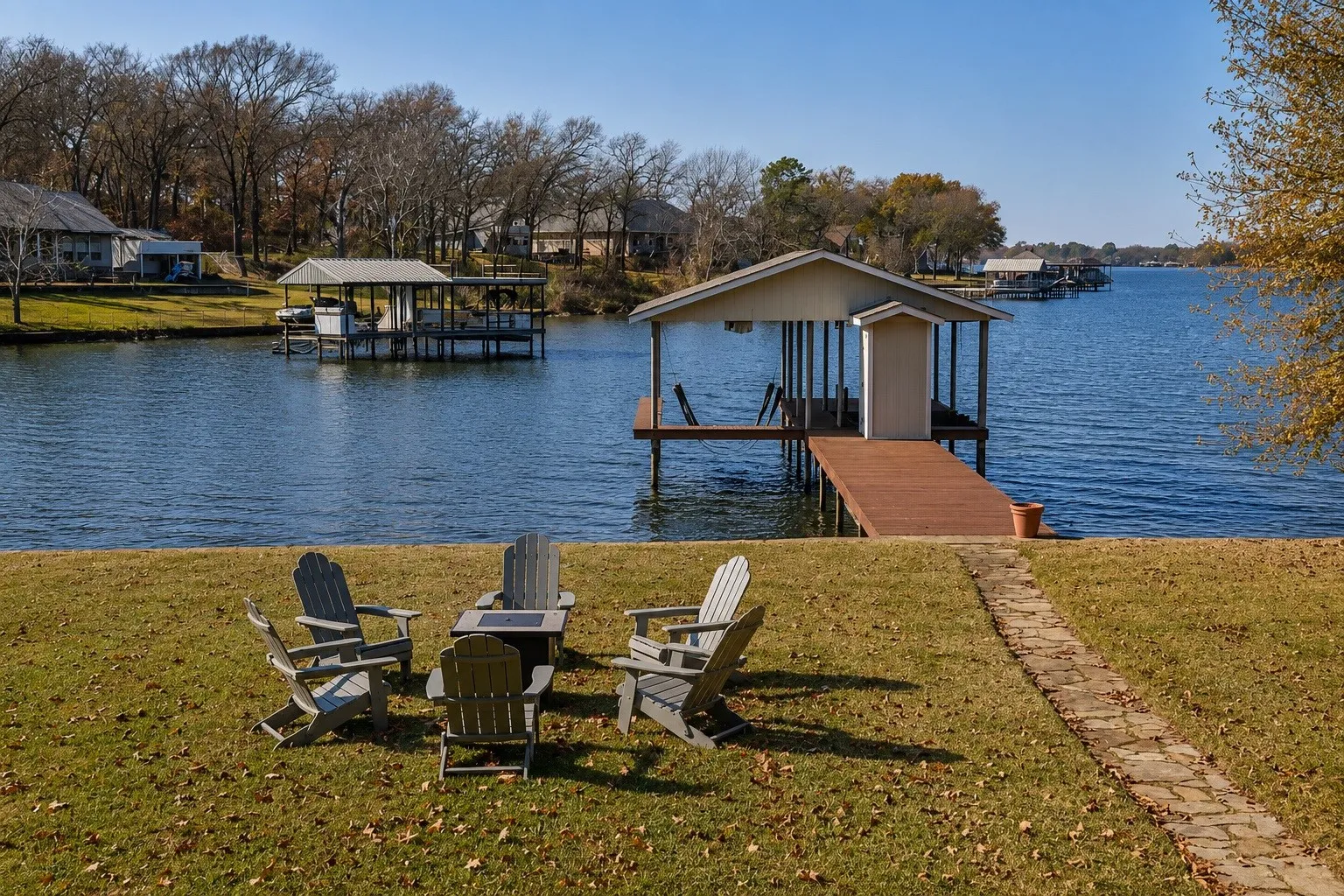 Single Family Residence For Sale in Henderson County , 182 Oak Hills Drive, Mabank, Texas 75156, 3 Bedroom, 2 Bathroom, 2 Garage spaces, 1,636 Sqft, built in 2009, mls#21394521, Real Estate Agent in Mabank, Homes For Sale in Henderson county, Homes For Sale in Mabank, Realtor in Mabank Texas, Real Estate Brokerage Independent Realty Texas, Luminita Cordes Realtor