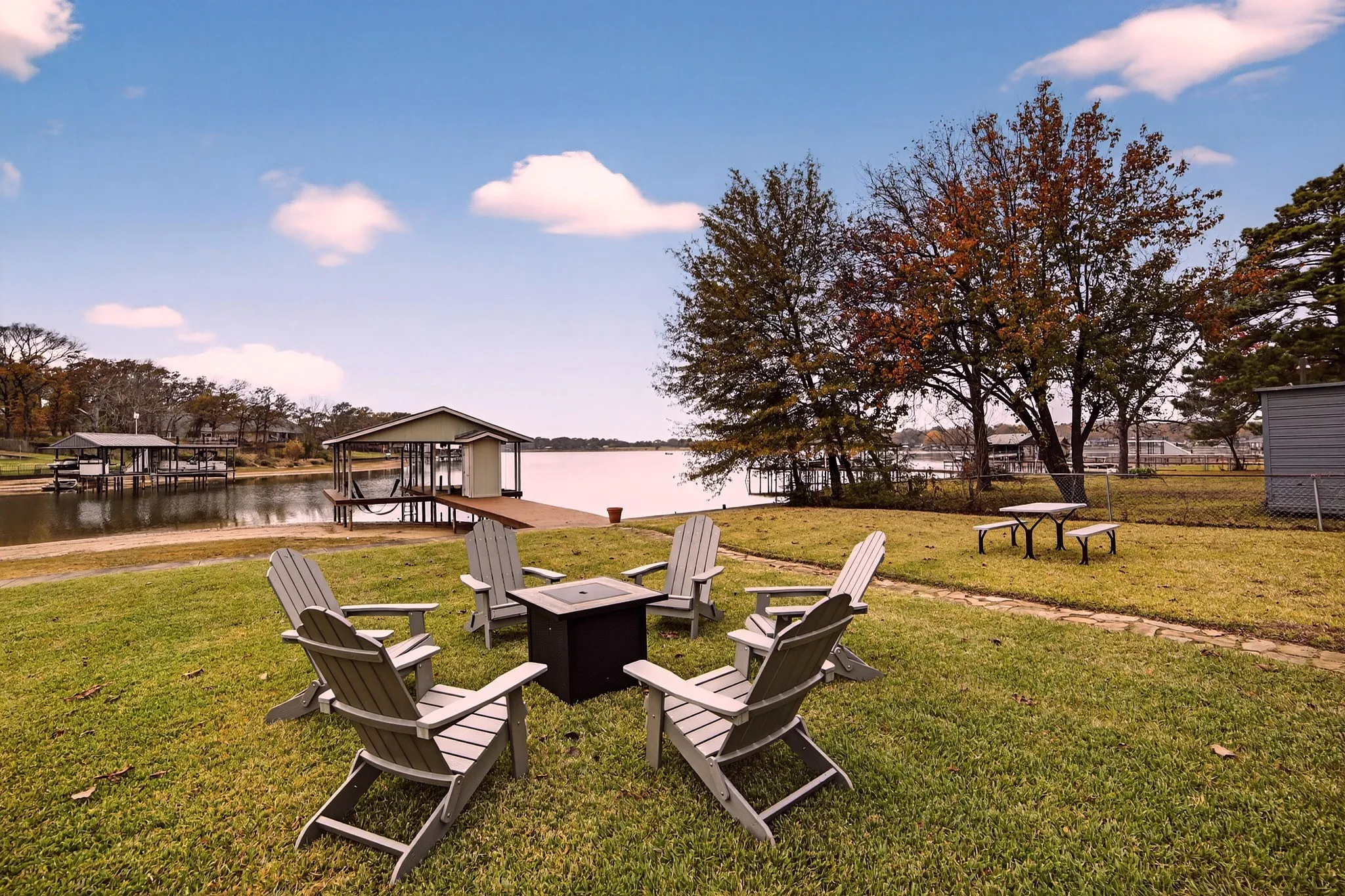 Single Family Residence For Sale in Henderson County , 182 Oak Hills Drive, Mabank, Texas 75156, 3 Bedroom, 2 Bathroom, 2 Garage spaces, 1,636 Sqft, built in 2009, mls#21394521, Real Estate Agent in Mabank, Homes For Sale in Henderson county, Homes For Sale in Mabank, Realtor in Mabank Texas, Real Estate Brokerage Independent Realty Texas, Luminita Cordes Realtor