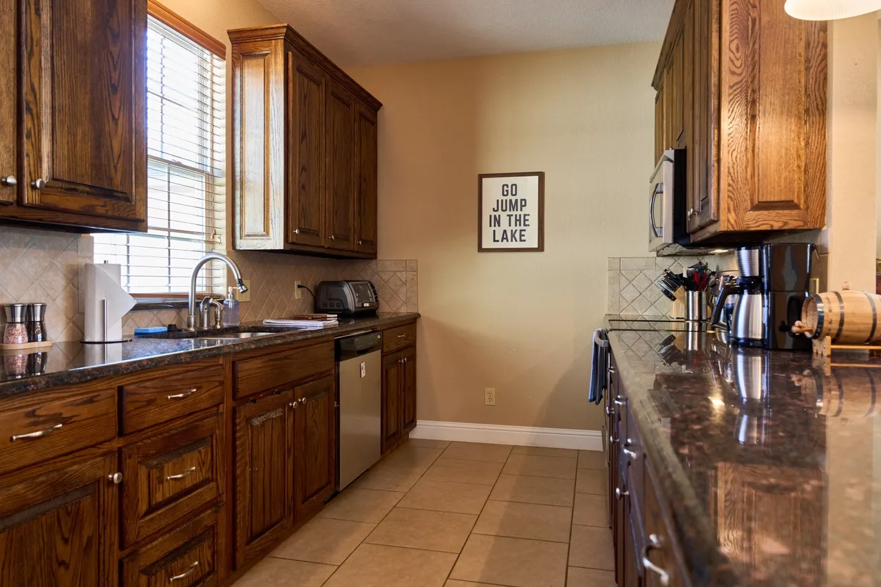 Single Family Residence For Sale in Henderson County , 182 Oak Hills Drive, Mabank, Texas 75156, 3 Bedroom, 2 Bathroom, 2 Garage spaces, 1,636 Sqft, built in 2009, mls#21394521, Real Estate Agent in Mabank, Homes For Sale in Henderson county, Homes For Sale in Mabank, Realtor in Mabank Texas, Real Estate Brokerage Independent Realty Texas, Luminita Cordes Realtor