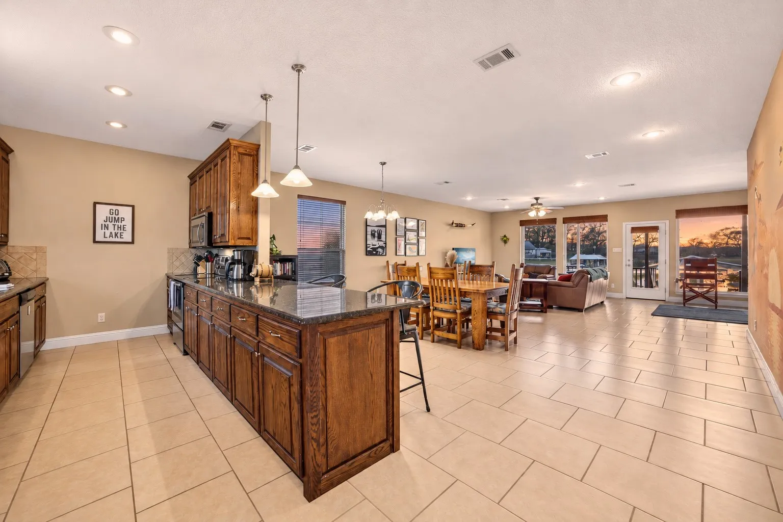 Single Family Residence For Sale in Henderson County , 182 Oak Hills Drive, Mabank, Texas 75156, 3 Bedroom, 2 Bathroom, 2 Garage spaces, 1,636 Sqft, built in 2009, mls#21394521, Real Estate Agent in Mabank, Homes For Sale in Henderson county, Homes For Sale in Mabank, Realtor in Mabank Texas, Real Estate Brokerage Independent Realty Texas, Luminita Cordes Realtor