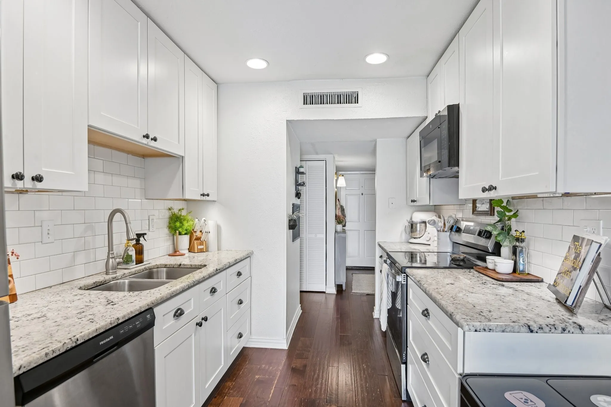 Single Family Residence For Rent in Dallas County , 526 Shadowcrest Lane, Coppell, Texas 75019, 3 Bedroom, 2 Bathroom, 2 Garage spaces, 1,484 Sqft, built in 1979, mls#21394509, Real Estate Agent in Coppell, Homes For Rent in Dallas county, Homes For Rent in Coppell, Realtor in Coppell Texas, Real Estate Brokerage Independent Realty Texas, Luminita Cordes Realtor