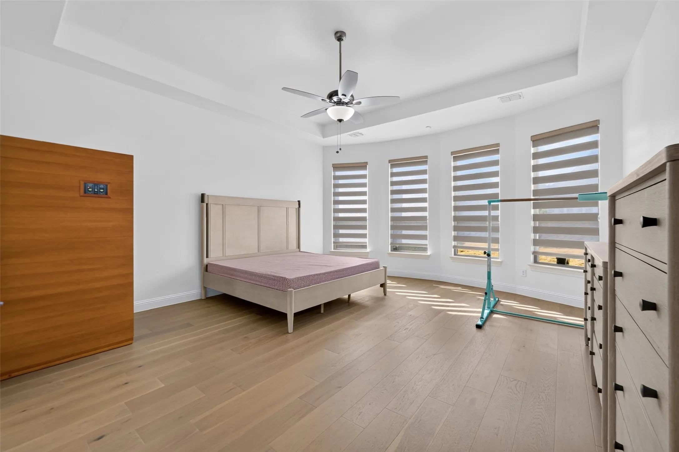 Recessed ceiling with integrated lighting