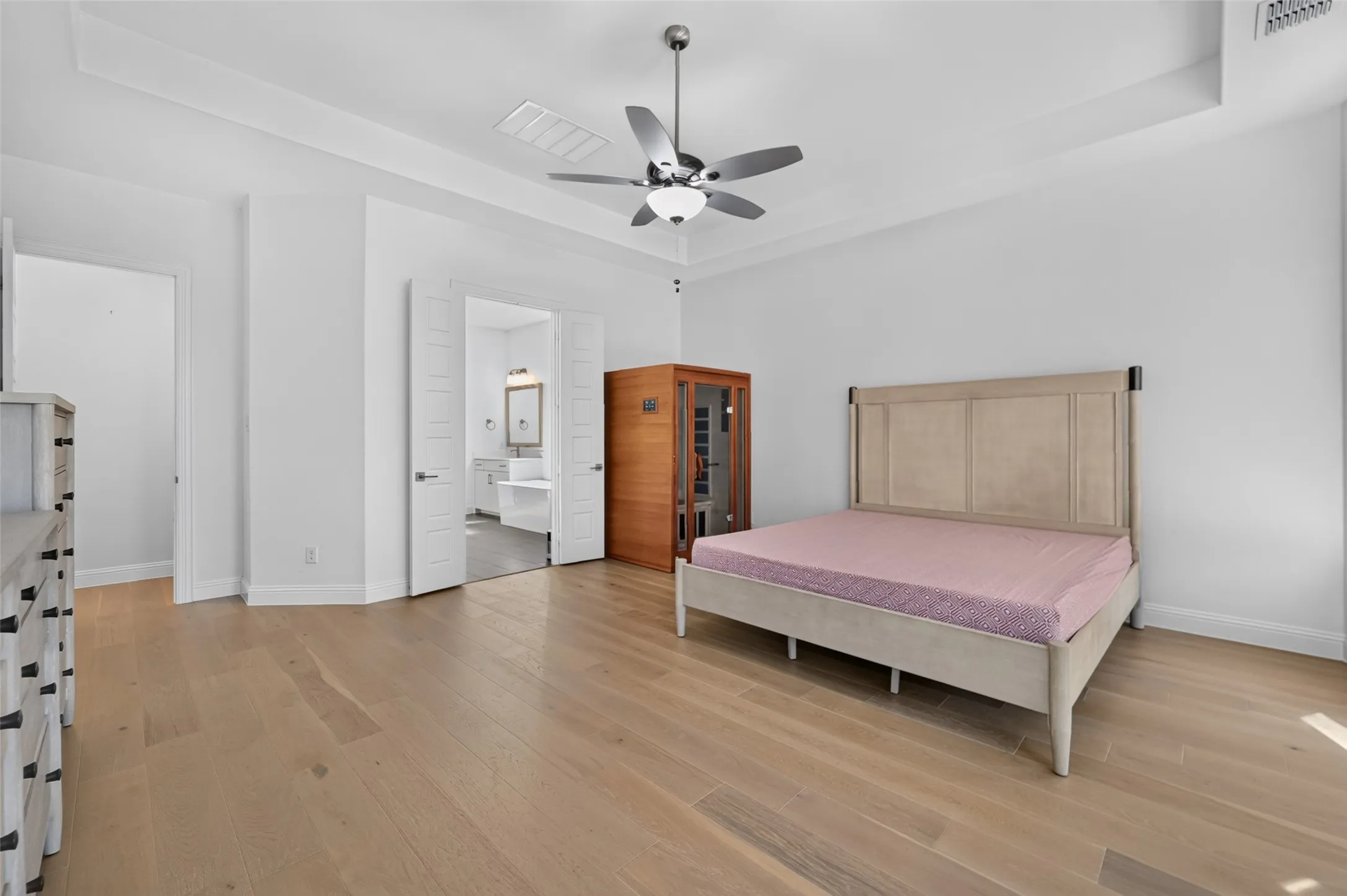 Tray ceiling with a ceiling fan