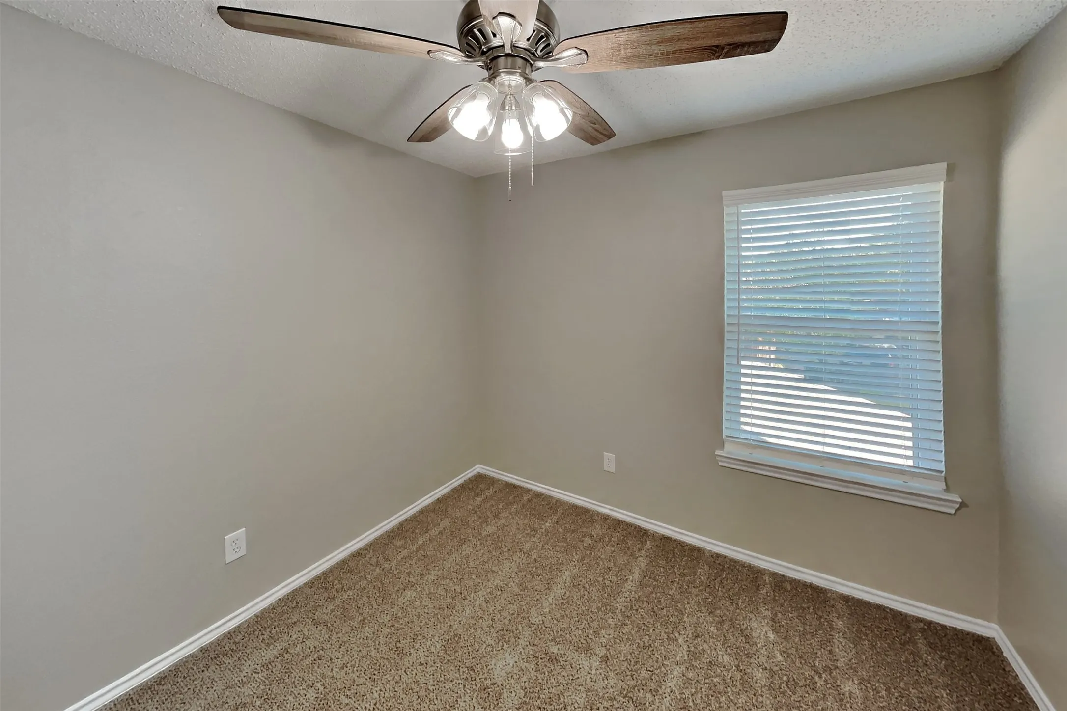 Single Family Residence For Rent in Collin County , 2308 Foothill Road, Mc Kinney, Texas 75072, 3 Bedroom, 3 Bathroom, 2 Garage spaces, 1,695 Sqft, built in 1988, mls#21394519, Real Estate Agent in Mc Kinney, Homes For Rent in Collin county, Homes For Rent in Mc Kinney, Realtor in Mc Kinney Texas, Real Estate Brokerage Independent Realty Texas, Luminita Cordes Realtor