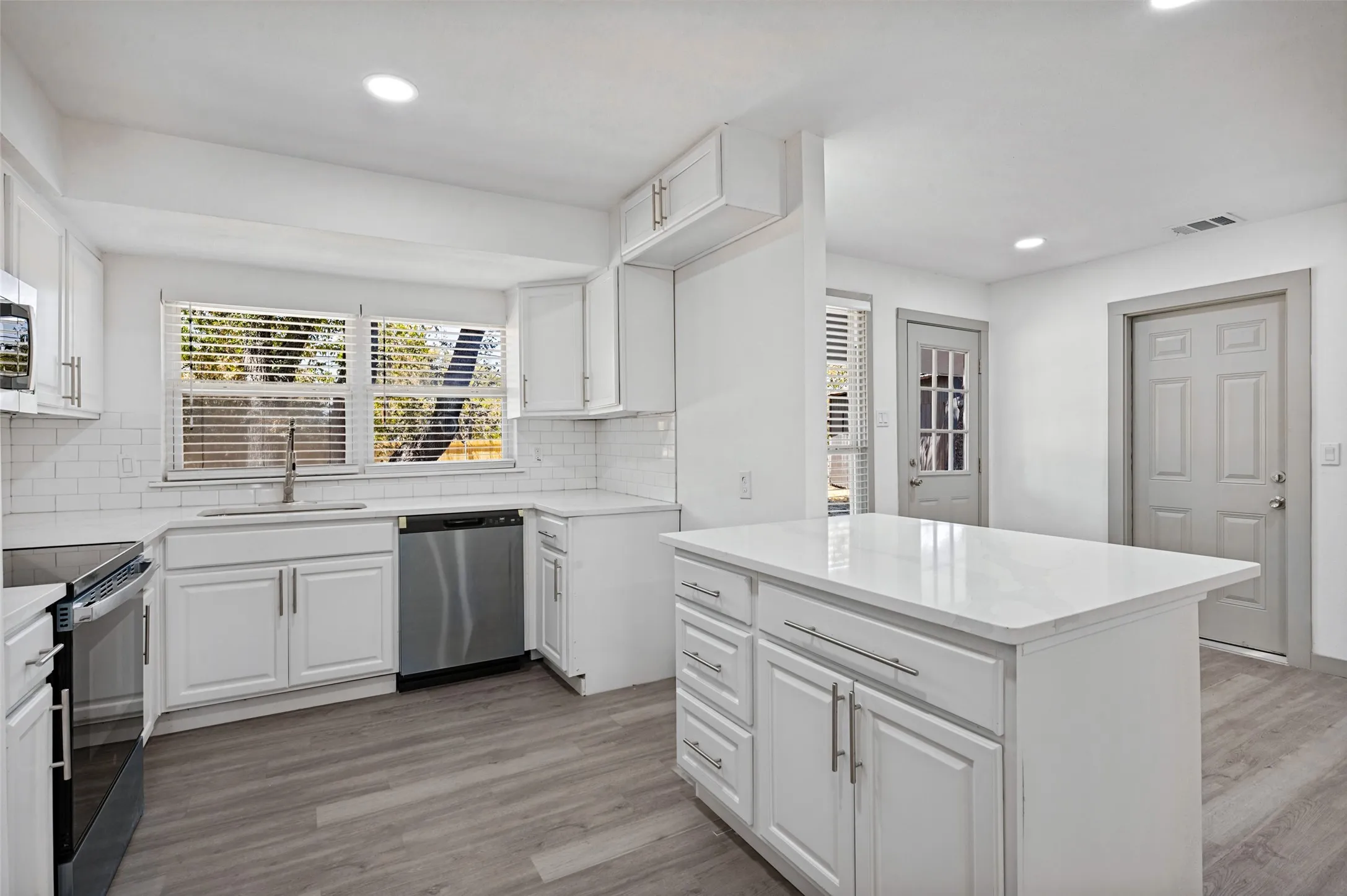 Single Family Residence For Sale in Dallas County , 3411 Ashcroft Court, Irving, Texas 75062, 3 Bedroom, 2 Bathroom, 2 Garage spaces, 1,268 Sqft, built in 1958, mls#21394528, Real Estate Agent in Irving, Homes For Sale in Dallas county, Homes For Sale in Irving, Realtor in Irving Texas, Real Estate Brokerage Independent Realty Texas, Luminita Cordes Realtor