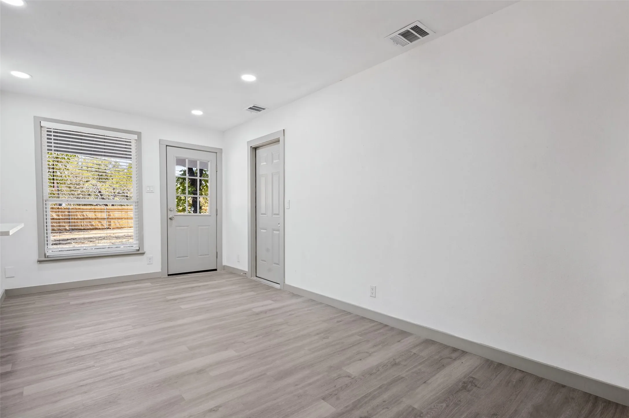 Single Family Residence For Sale in Dallas County , 3411 Ashcroft Court, Irving, Texas 75062, 3 Bedroom, 2 Bathroom, 2 Garage spaces, 1,268 Sqft, built in 1958, mls#21394528, Real Estate Agent in Irving, Homes For Sale in Dallas county, Homes For Sale in Irving, Realtor in Irving Texas, Real Estate Brokerage Independent Realty Texas, Luminita Cordes Realtor