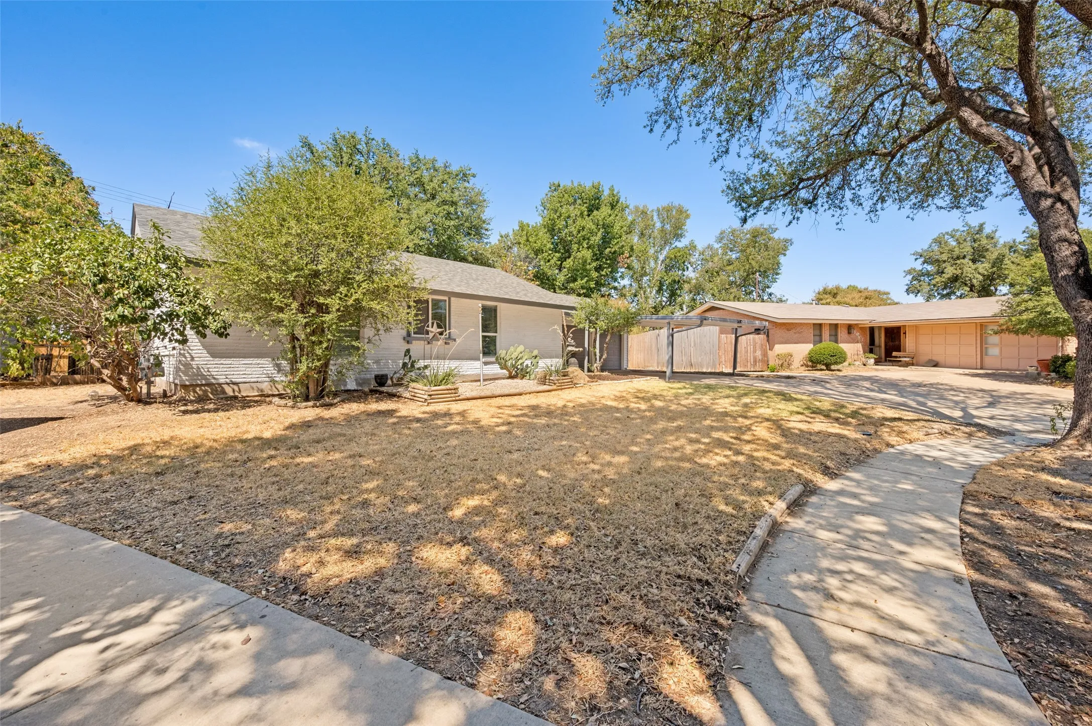 Single Family Residence For Sale in Dallas County , 3411 Ashcroft Court, Irving, Texas 75062, 3 Bedroom, 2 Bathroom, 2 Garage spaces, 1,268 Sqft, built in 1958, mls#21394528, Real Estate Agent in Irving, Homes For Sale in Dallas county, Homes For Sale in Irving, Realtor in Irving Texas, Real Estate Brokerage Independent Realty Texas, Luminita Cordes Realtor