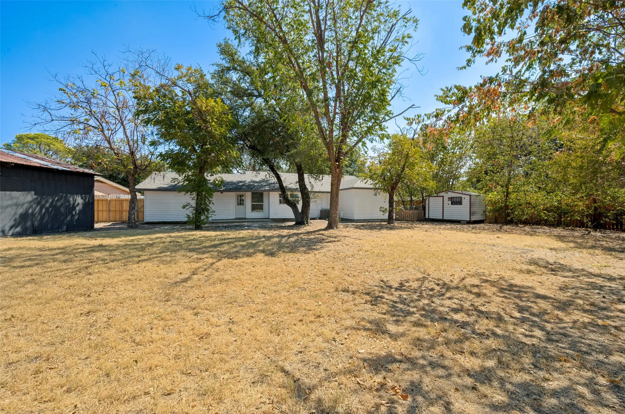 Single Family Residence For Sale in Dallas County , 3411 Ashcroft Court, Irving, Texas 75062, 3 Bedroom, 2 Bathroom, 2 Garage spaces, 1,268 Sqft, built in 1958, mls#21394528, Real Estate Agent in Irving, Homes For Sale in Dallas county, Homes For Sale in Irving, Realtor in Irving Texas, Real Estate Brokerage Independent Realty Texas, Luminita Cordes Realtor