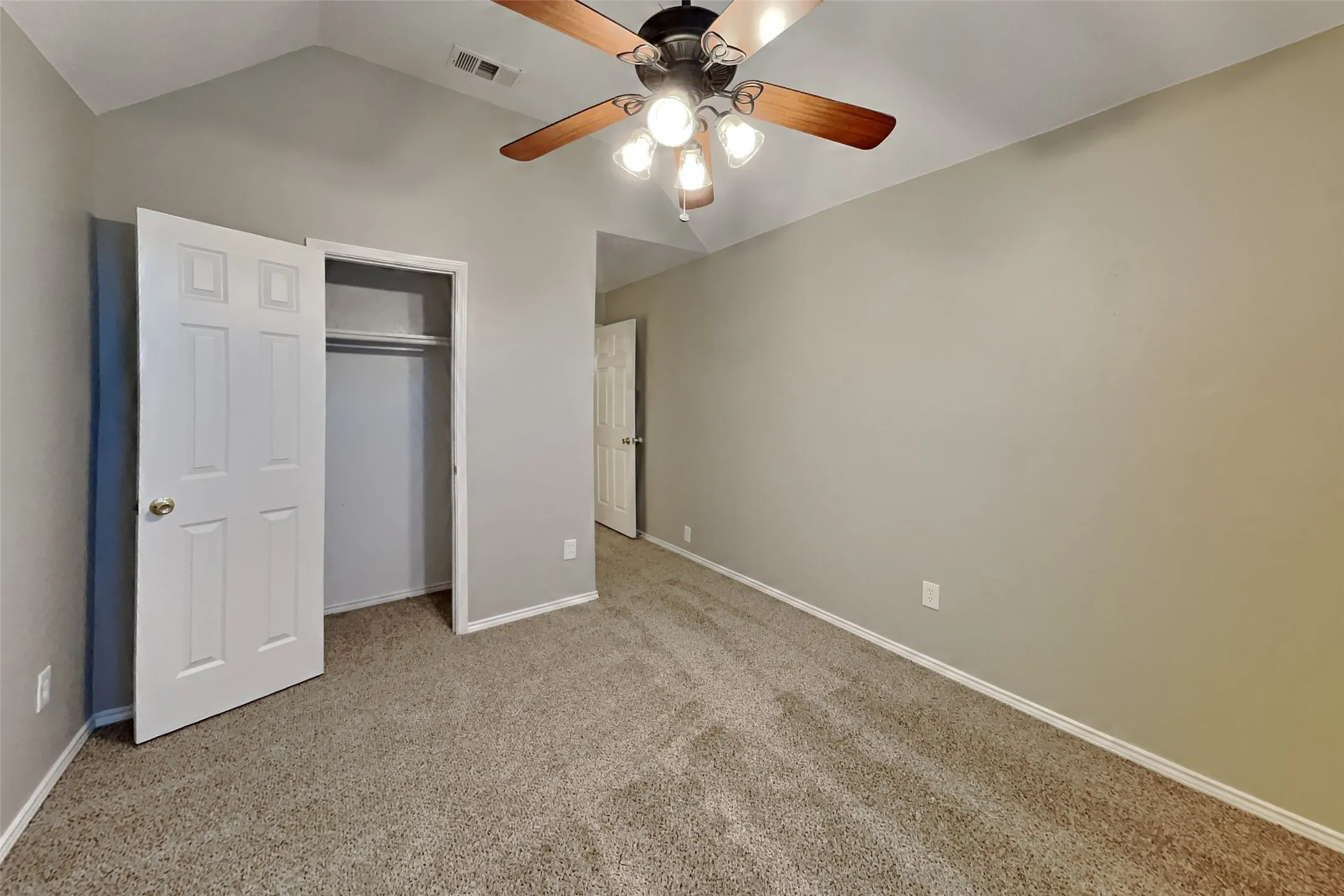 Single Family Residence For Rent in Tarrant County , 210 Carlsbad Drive, Mansfield, Texas 76063, 5 Bedroom, 4 Bathroom, 2 Garage spaces, 3,293 Sqft, built in 1996, mls#21394539, Real Estate Agent in Mansfield, Homes For Rent in Tarrant county, Homes For Rent in Mansfield, Realtor in Mansfield Texas, Real Estate Brokerage Independent Realty Texas, Luminita Cordes Realtor