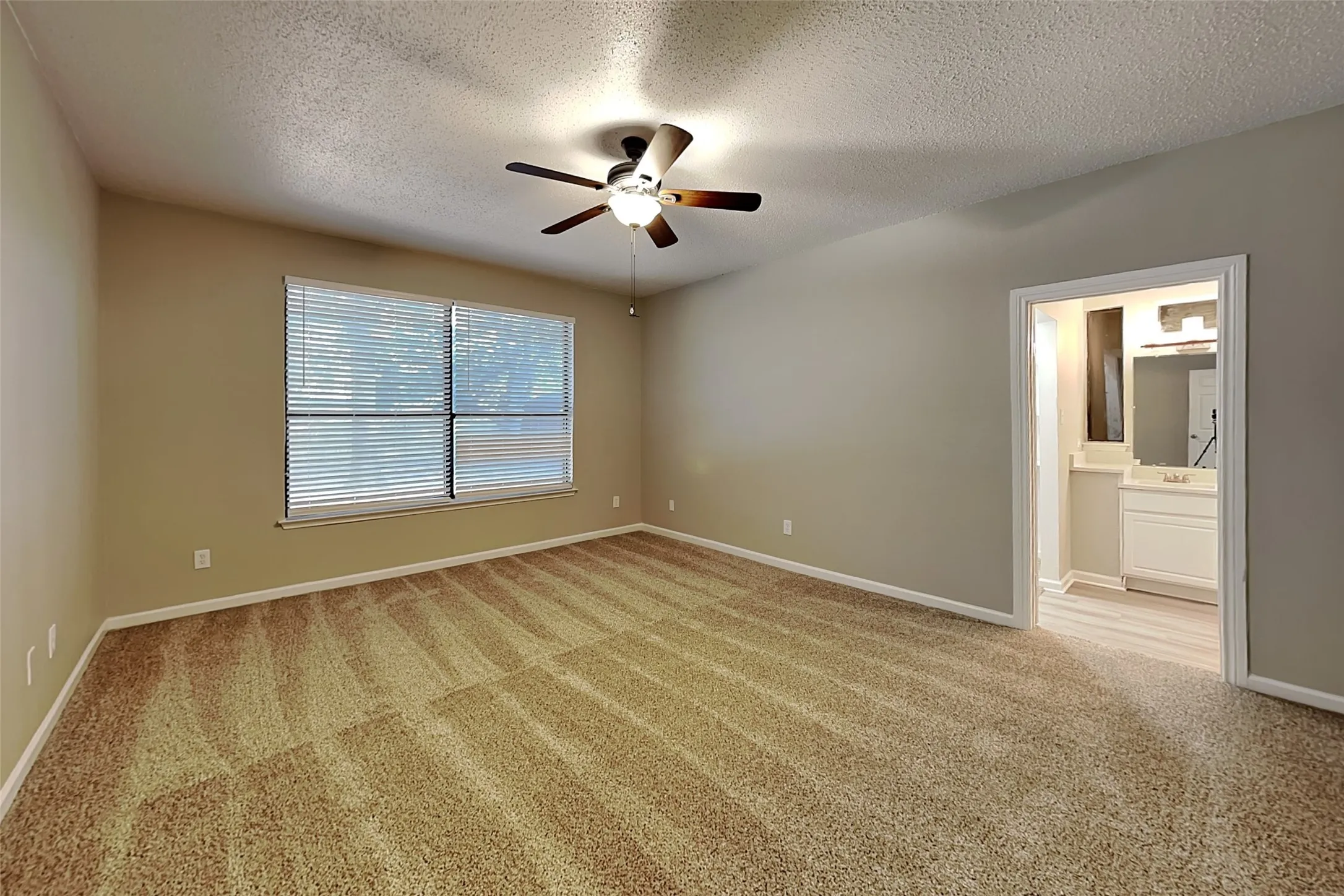 Single Family Residence For Rent in Tarrant County , 210 Carlsbad Drive, Mansfield, Texas 76063, 5 Bedroom, 4 Bathroom, 2 Garage spaces, 3,293 Sqft, built in 1996, mls#21394539, Real Estate Agent in Mansfield, Homes For Rent in Tarrant county, Homes For Rent in Mansfield, Realtor in Mansfield Texas, Real Estate Brokerage Independent Realty Texas, Luminita Cordes Realtor
