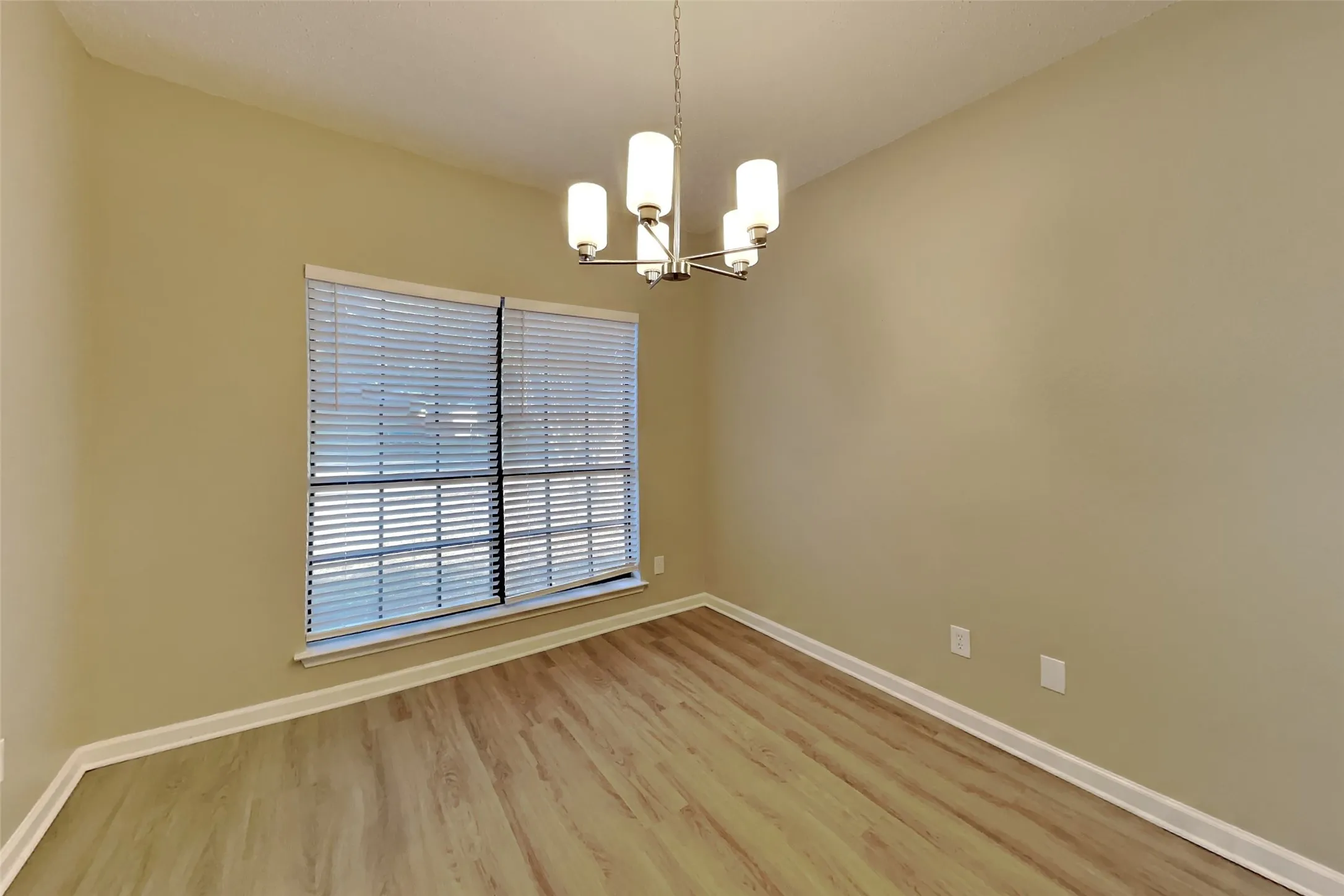 Single Family Residence For Rent in Tarrant County , 210 Carlsbad Drive, Mansfield, Texas 76063, 5 Bedroom, 4 Bathroom, 2 Garage spaces, 3,293 Sqft, built in 1996, mls#21394539, Real Estate Agent in Mansfield, Homes For Rent in Tarrant county, Homes For Rent in Mansfield, Realtor in Mansfield Texas, Real Estate Brokerage Independent Realty Texas, Luminita Cordes Realtor