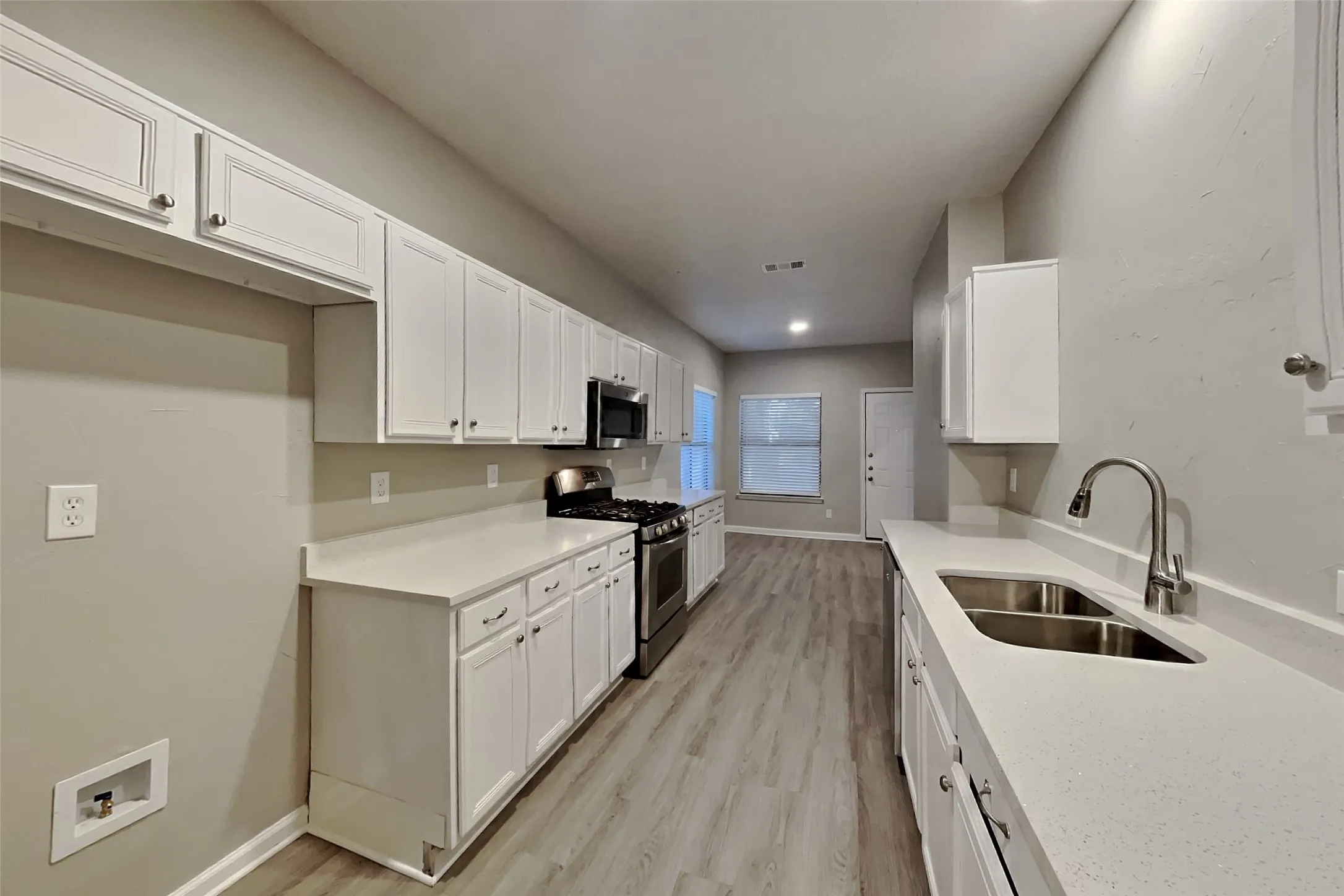 Single Family Residence For Rent in Tarrant County , 210 Carlsbad Drive, Mansfield, Texas 76063, 5 Bedroom, 4 Bathroom, 2 Garage spaces, 3,293 Sqft, built in 1996, mls#21394539, Real Estate Agent in Mansfield, Homes For Rent in Tarrant county, Homes For Rent in Mansfield, Realtor in Mansfield Texas, Real Estate Brokerage Independent Realty Texas, Luminita Cordes Realtor