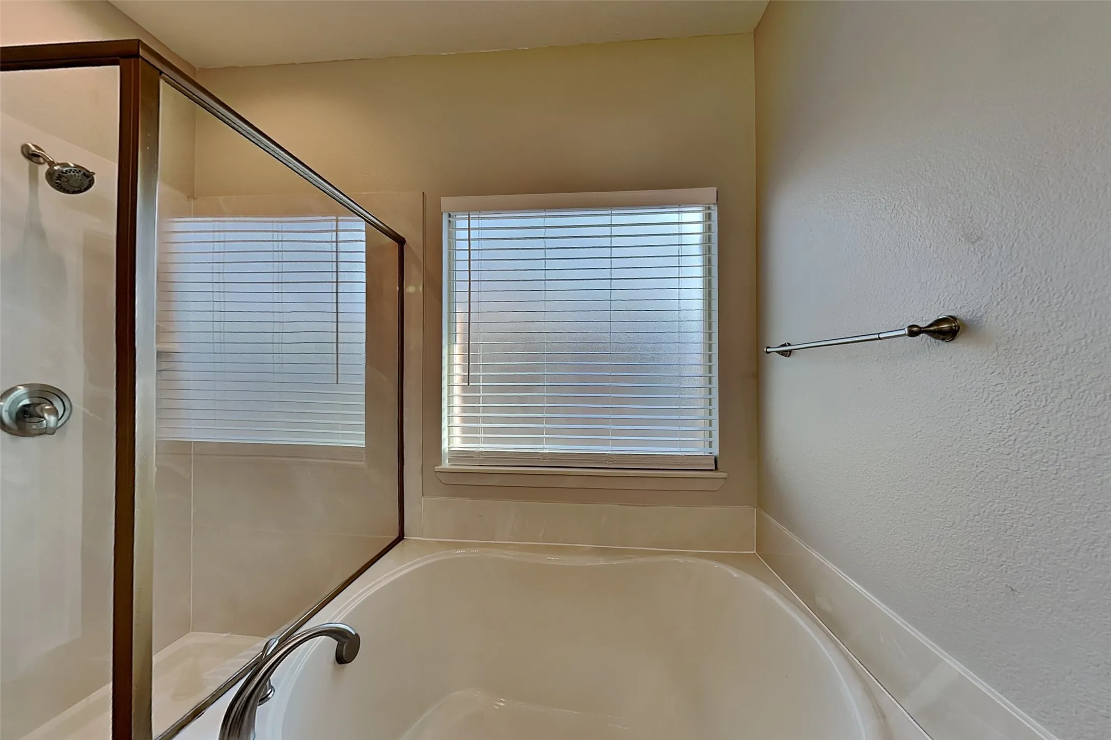 Single Family Residence For Rent in Tarrant County , 10848 Irish Glen Trail, Fort Worth, Texas 76052, 3 Bedroom, 2 Bathroom, 2 Garage spaces, 1,706 Sqft, built in 2009, mls#21394541, Real Estate Agent in Fort Worth, Homes For Rent in Tarrant county, Homes For Rent in Fort Worth, Realtor in Fort Worth Texas, Real Estate Brokerage Independent Realty Texas, Luminita Cordes Realtor