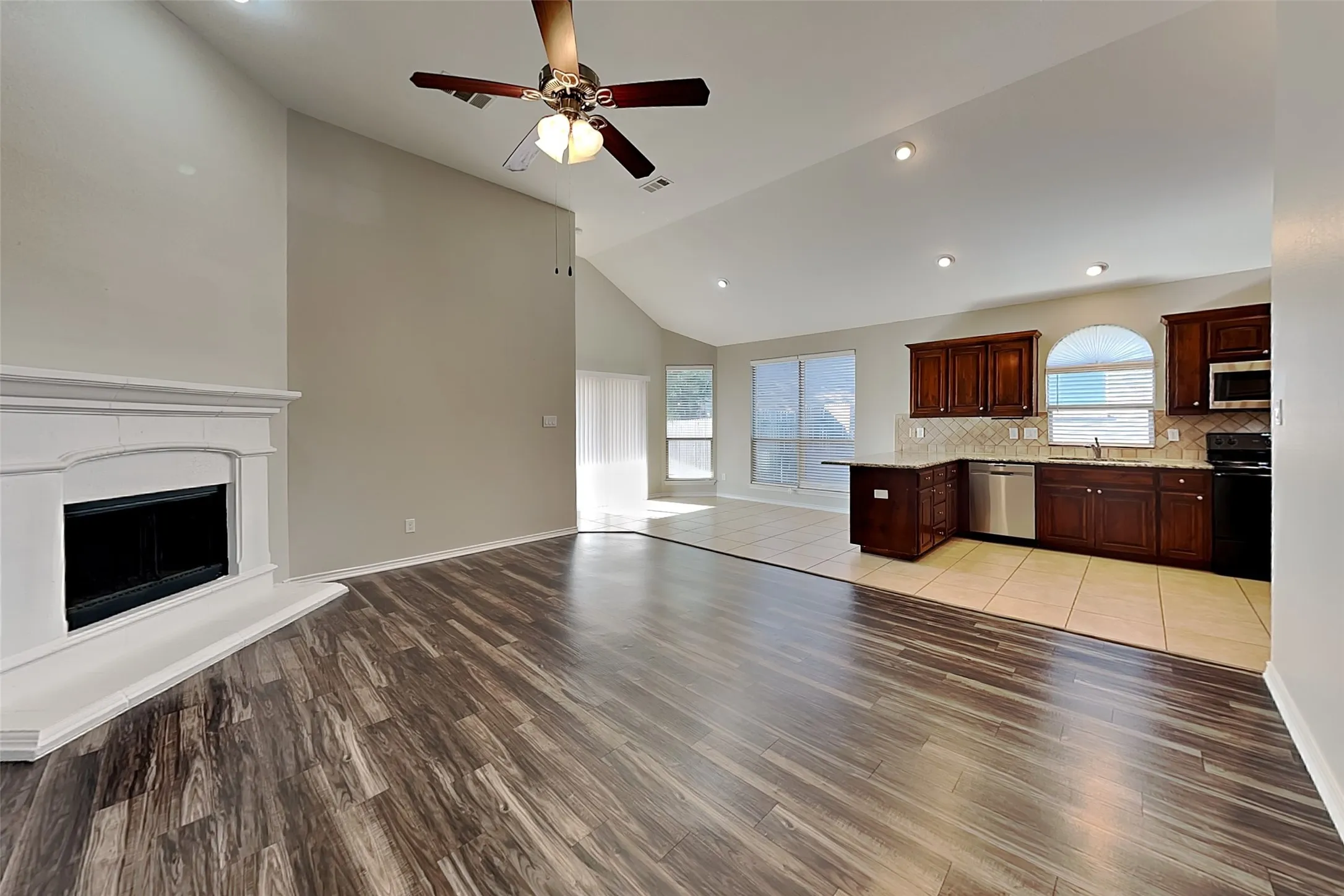 Single Family Residence For Rent in Tarrant County , 10848 Irish Glen Trail, Fort Worth, Texas 76052, 3 Bedroom, 2 Bathroom, 2 Garage spaces, 1,706 Sqft, built in 2009, mls#21394541, Real Estate Agent in Fort Worth, Homes For Rent in Tarrant county, Homes For Rent in Fort Worth, Realtor in Fort Worth Texas, Real Estate Brokerage Independent Realty Texas, Luminita Cordes Realtor