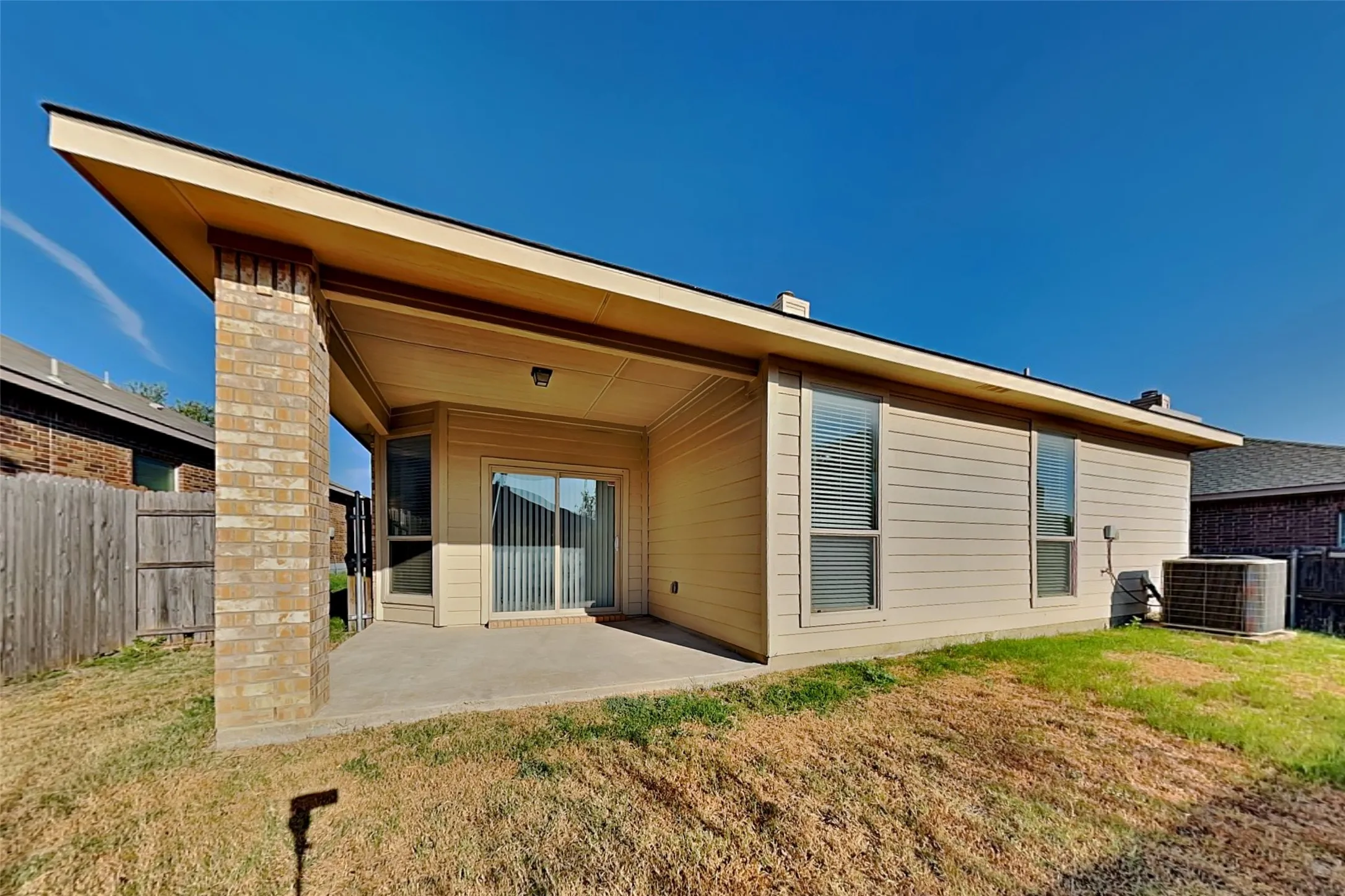 Single Family Residence For Rent in Tarrant County , 10848 Irish Glen Trail, Fort Worth, Texas 76052, 3 Bedroom, 2 Bathroom, 2 Garage spaces, 1,706 Sqft, built in 2009, mls#21394541, Real Estate Agent in Fort Worth, Homes For Rent in Tarrant county, Homes For Rent in Fort Worth, Realtor in Fort Worth Texas, Real Estate Brokerage Independent Realty Texas, Luminita Cordes Realtor