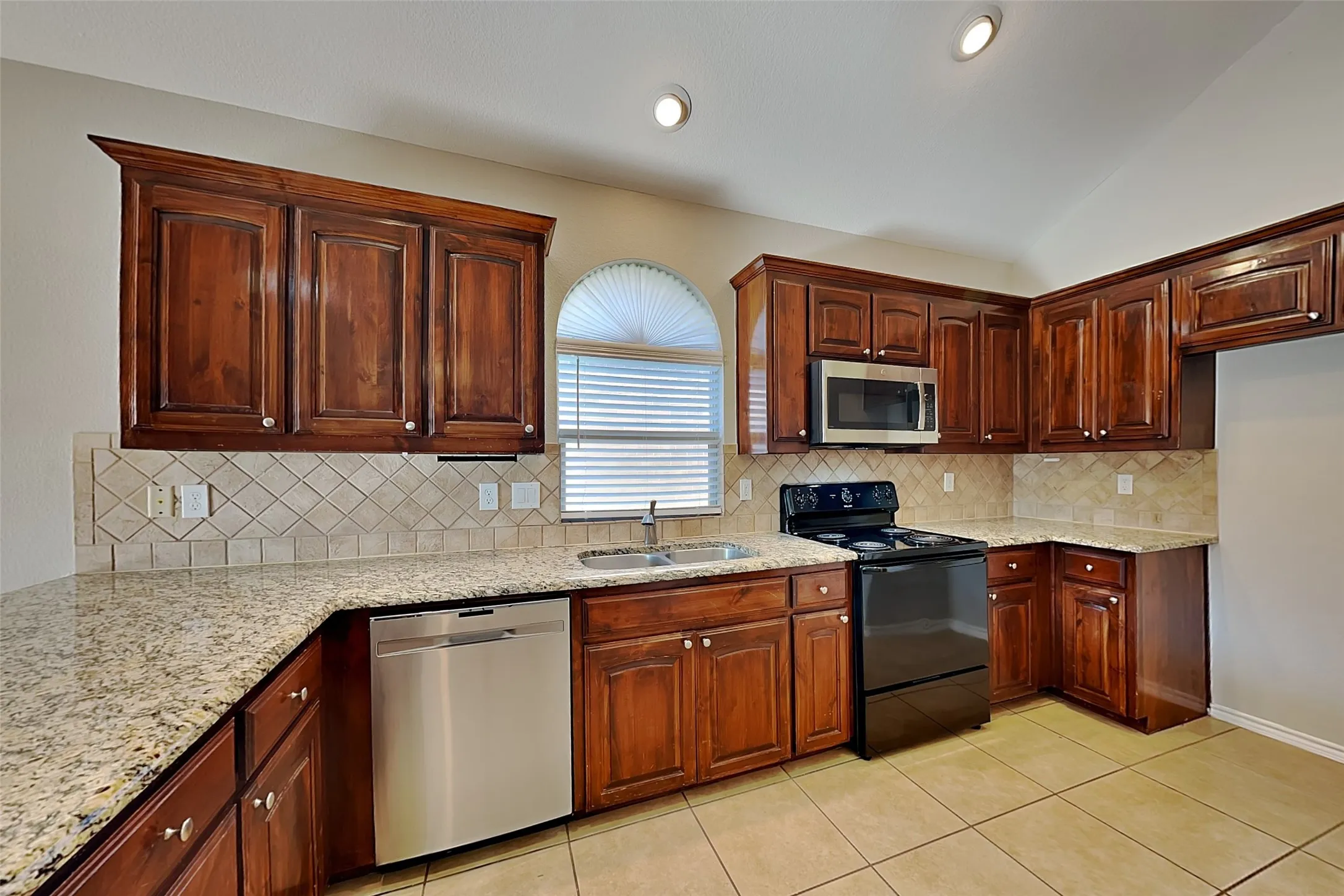 Single Family Residence For Rent in Tarrant County , 10848 Irish Glen Trail, Fort Worth, Texas 76052, 3 Bedroom, 2 Bathroom, 2 Garage spaces, 1,706 Sqft, built in 2009, mls#21394541, Real Estate Agent in Fort Worth, Homes For Rent in Tarrant county, Homes For Rent in Fort Worth, Realtor in Fort Worth Texas, Real Estate Brokerage Independent Realty Texas, Luminita Cordes Realtor