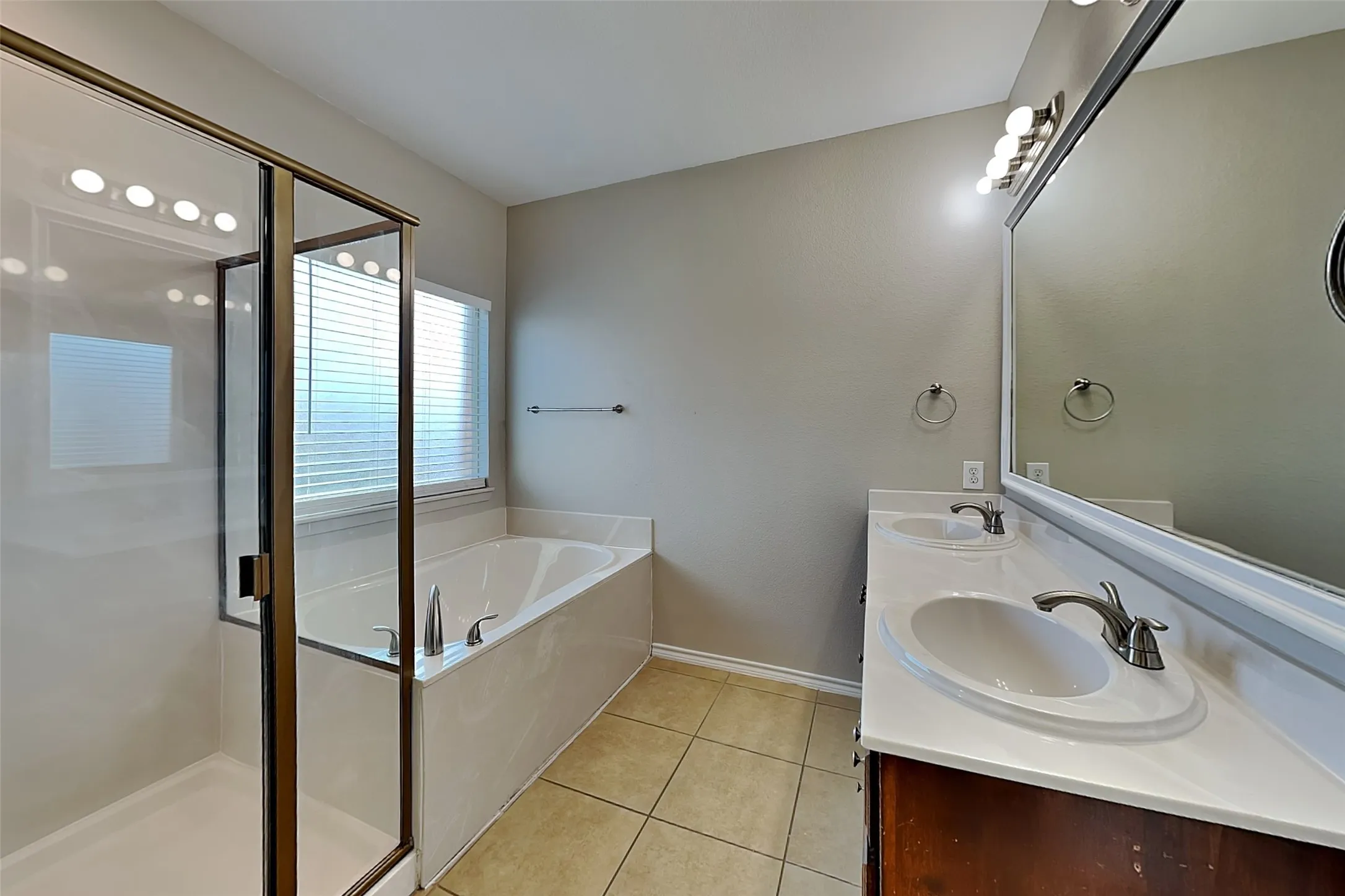 Single Family Residence For Rent in Tarrant County , 10848 Irish Glen Trail, Fort Worth, Texas 76052, 3 Bedroom, 2 Bathroom, 2 Garage spaces, 1,706 Sqft, built in 2009, mls#21394541, Real Estate Agent in Fort Worth, Homes For Rent in Tarrant county, Homes For Rent in Fort Worth, Realtor in Fort Worth Texas, Real Estate Brokerage Independent Realty Texas, Luminita Cordes Realtor