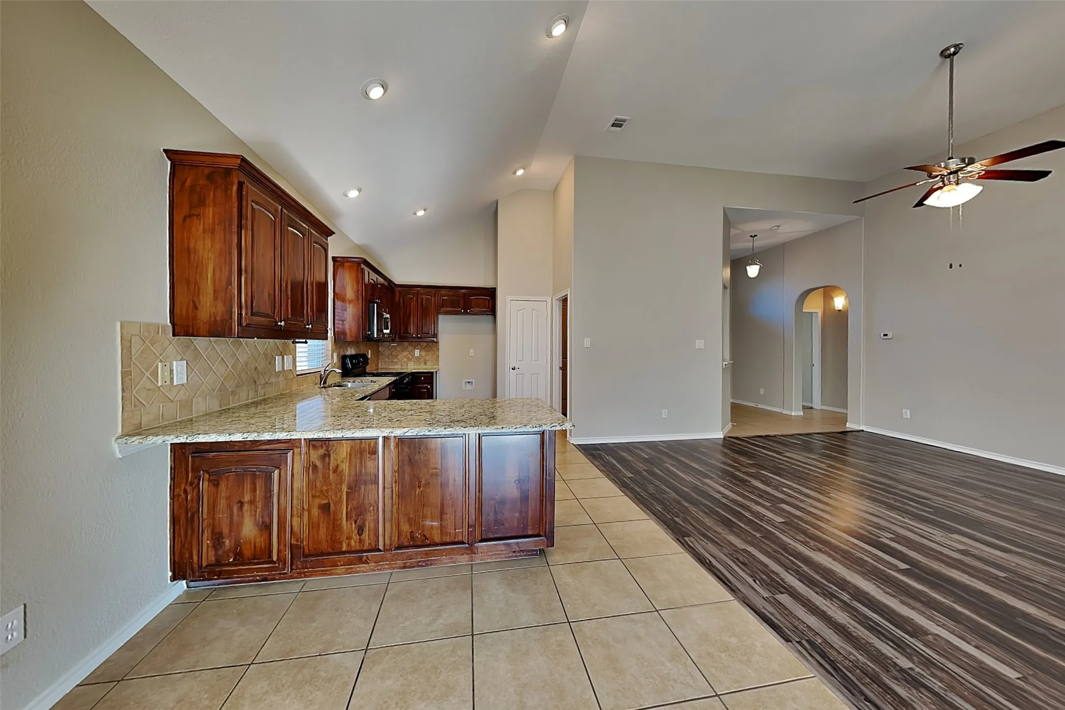 Single Family Residence For Rent in Tarrant County , 10848 Irish Glen Trail, Fort Worth, Texas 76052, 3 Bedroom, 2 Bathroom, 2 Garage spaces, 1,706 Sqft, built in 2009, mls#21394541, Real Estate Agent in Fort Worth, Homes For Rent in Tarrant county, Homes For Rent in Fort Worth, Realtor in Fort Worth Texas, Real Estate Brokerage Independent Realty Texas, Luminita Cordes Realtor