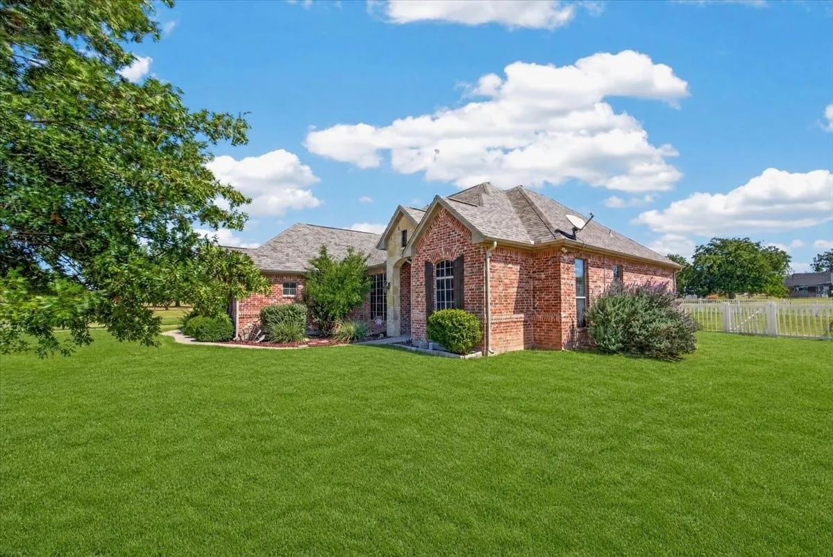 Single Family Residence For Sale in Parker County , 152 Savannah Drive, Weatherford, Texas 76087, 3 Bedroom, 2 Bathroom, 2 Garage spaces, 1,721 Sqft, built in 2004, mls#21394020, Real Estate Agent in Weatherford, Homes For Sale in Parker county, Homes For Sale in Weatherford, Realtor in Weatherford Texas, Real Estate Brokerage Independent Realty Texas, Luminita Cordes Realtor