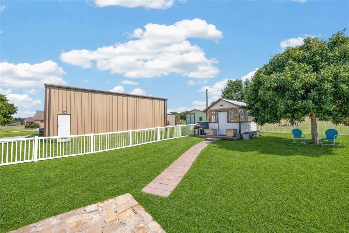Single Family Residence For Sale in Parker County , 152 Savannah Drive, Weatherford, Texas 76087, 3 Bedroom, 2 Bathroom, 2 Garage spaces, 1,721 Sqft, built in 2004, mls#21394020, Real Estate Agent in Weatherford, Homes For Sale in Parker county, Homes For Sale in Weatherford, Realtor in Weatherford Texas, Real Estate Brokerage Independent Realty Texas, Luminita Cordes Realtor