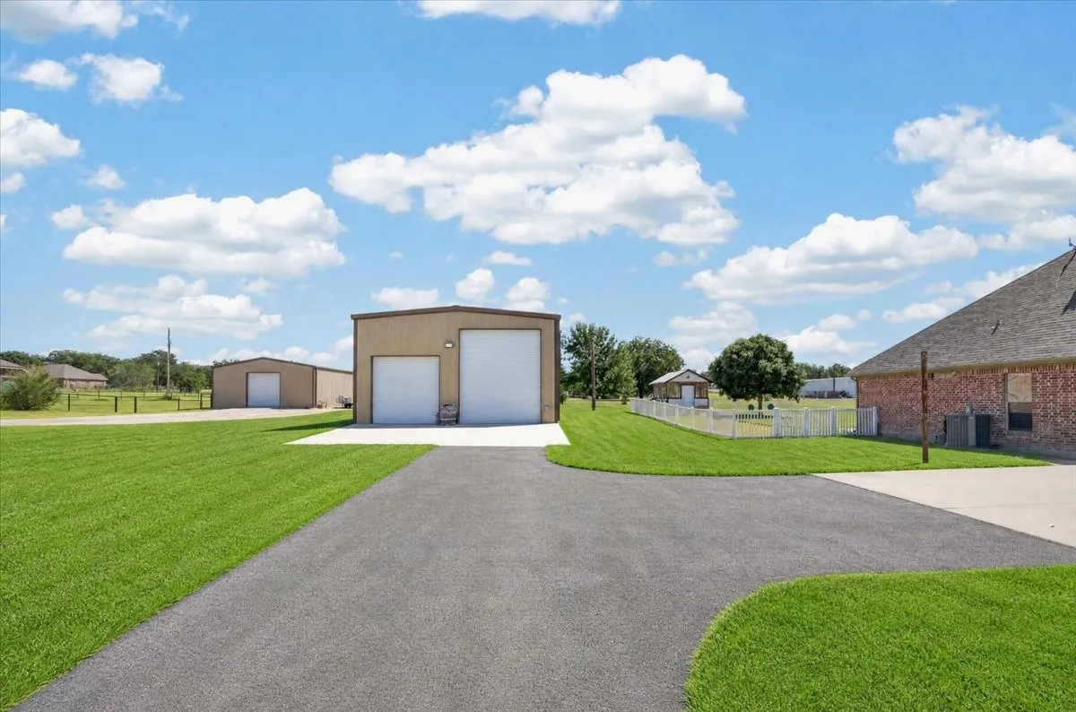 Single Family Residence For Sale in Parker County , 152 Savannah Drive, Weatherford, Texas 76087, 3 Bedroom, 2 Bathroom, 2 Garage spaces, 1,721 Sqft, built in 2004, mls#21394020, Real Estate Agent in Weatherford, Homes For Sale in Parker county, Homes For Sale in Weatherford, Realtor in Weatherford Texas, Real Estate Brokerage Independent Realty Texas, Luminita Cordes Realtor