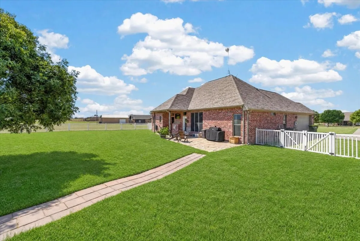 Single Family Residence For Sale in Parker County , 152 Savannah Drive, Weatherford, Texas 76087, 3 Bedroom, 2 Bathroom, 2 Garage spaces, 1,721 Sqft, built in 2004, mls#21394020, Real Estate Agent in Weatherford, Homes For Sale in Parker county, Homes For Sale in Weatherford, Realtor in Weatherford Texas, Real Estate Brokerage Independent Realty Texas, Luminita Cordes Realtor